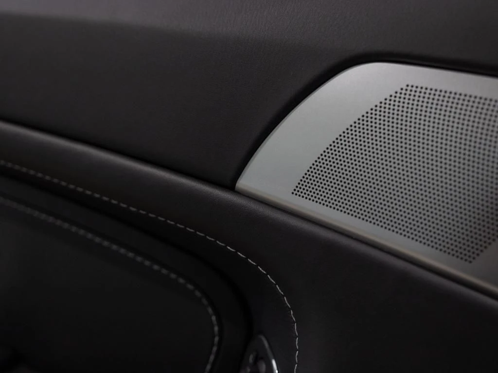 Aston Martin-V8 Vantage-image-25