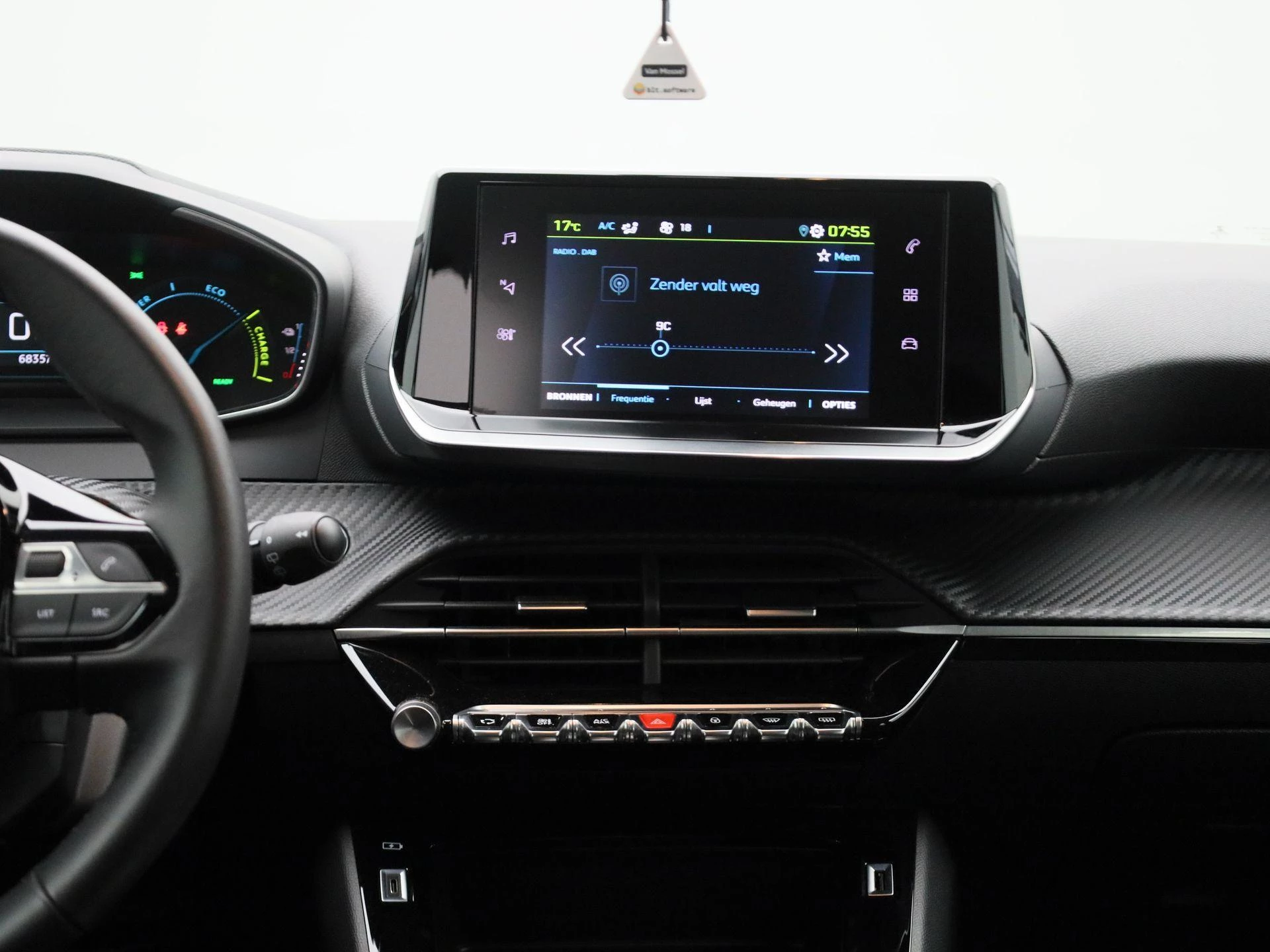Peugeot-e-208-image-8