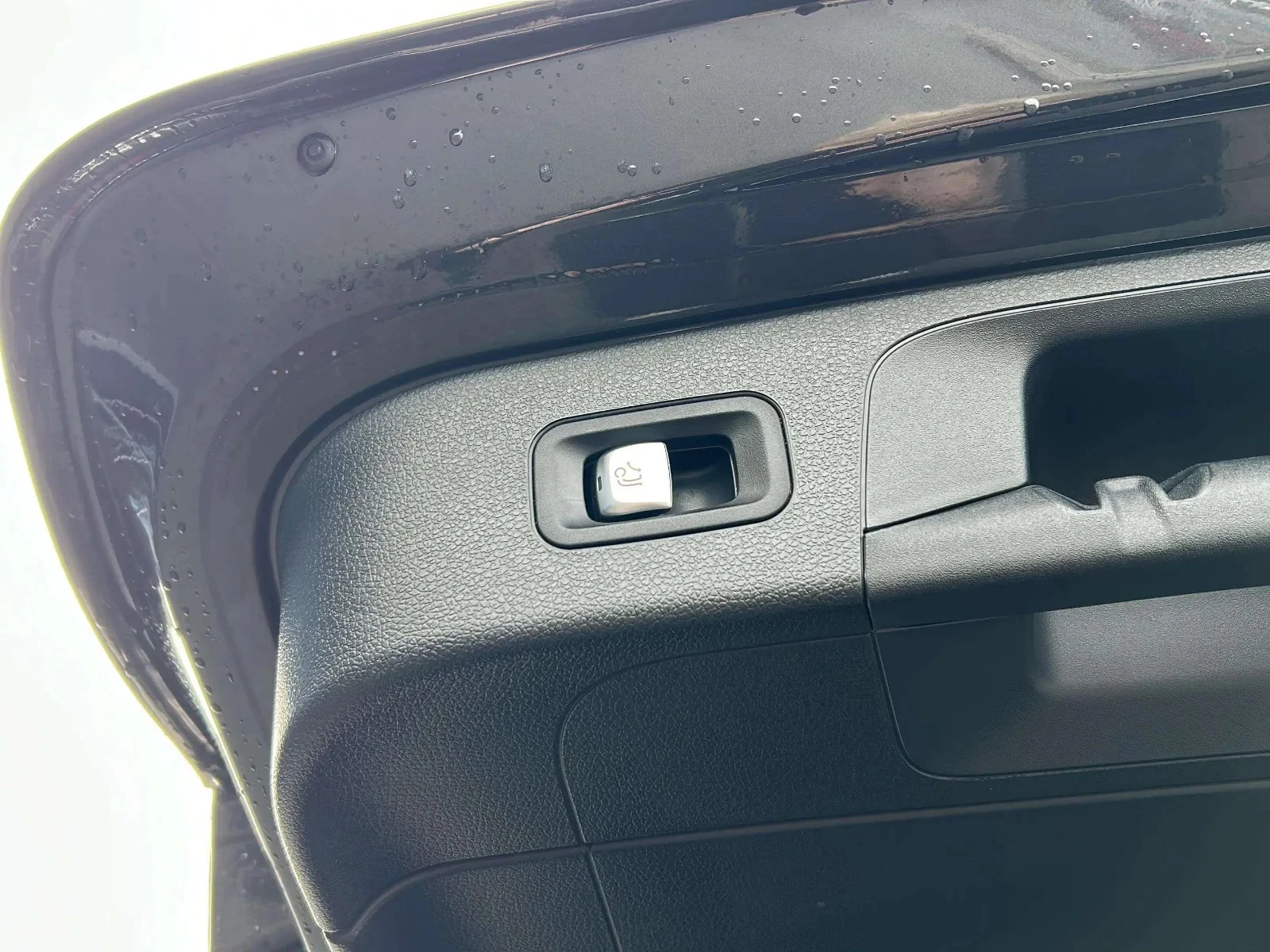 Mercedes-Benz-EQC-image-22