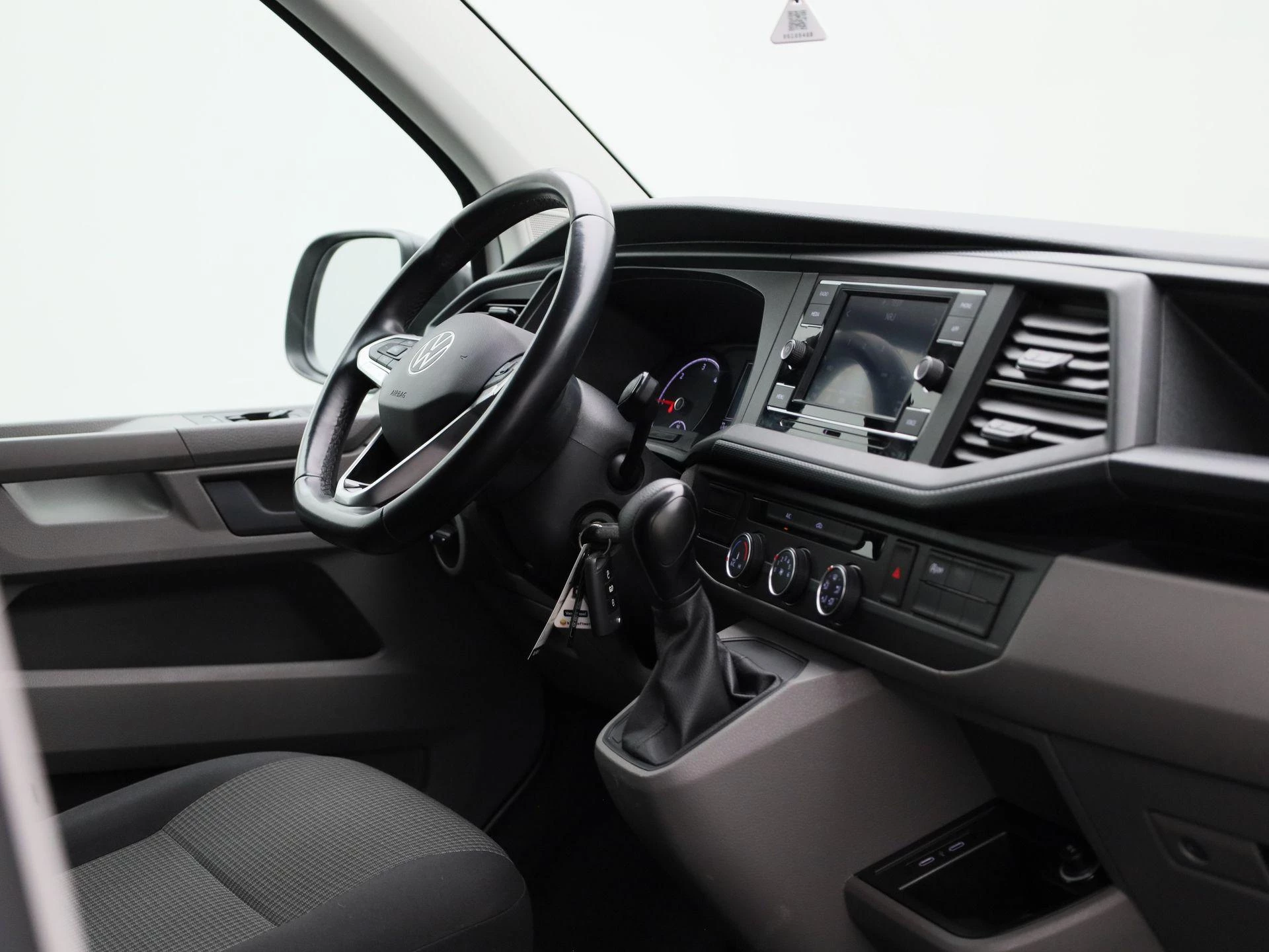 Volkswagen-Transporter-image-6