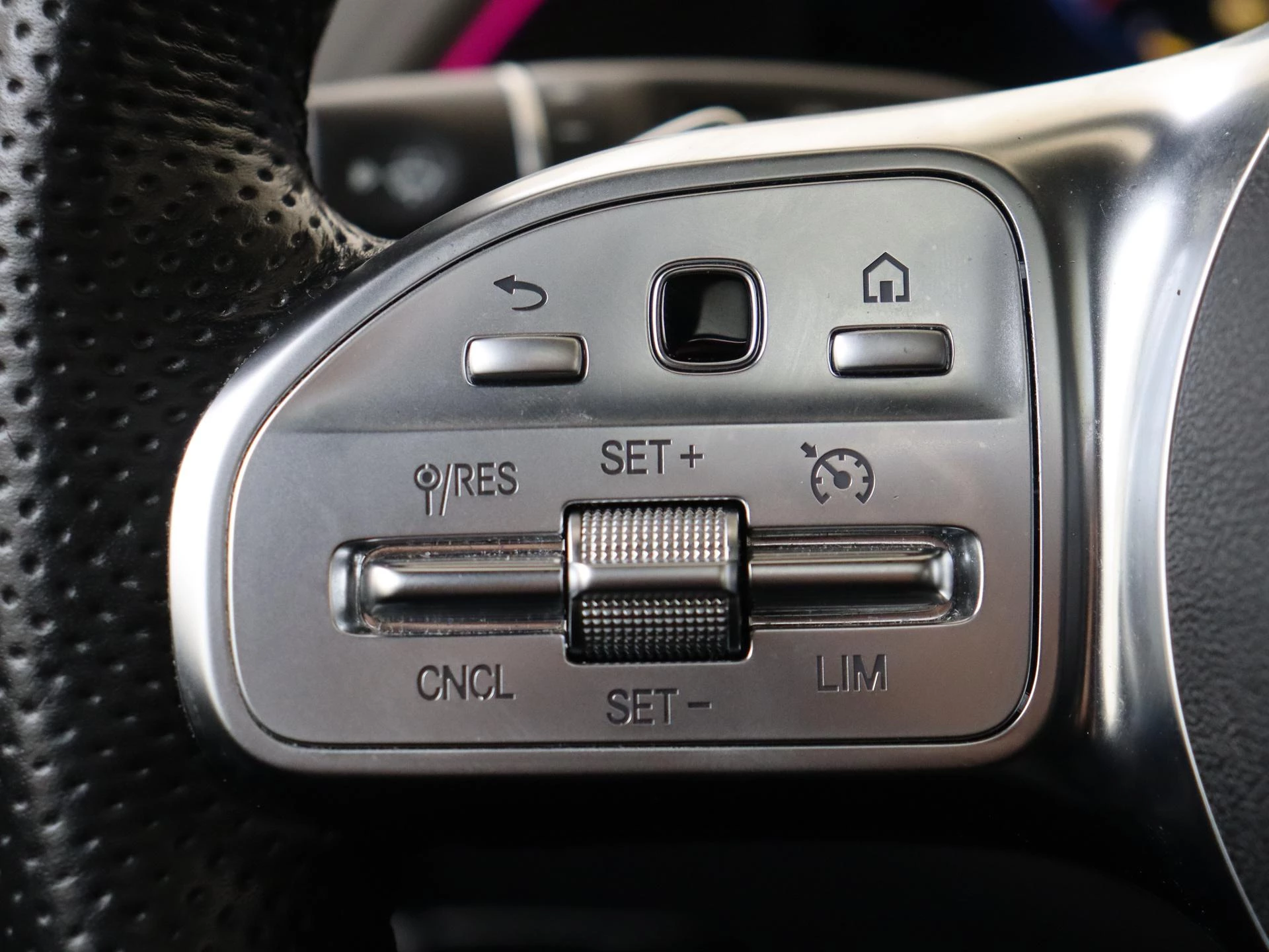 Mercedes-Benz-EQC-image-15