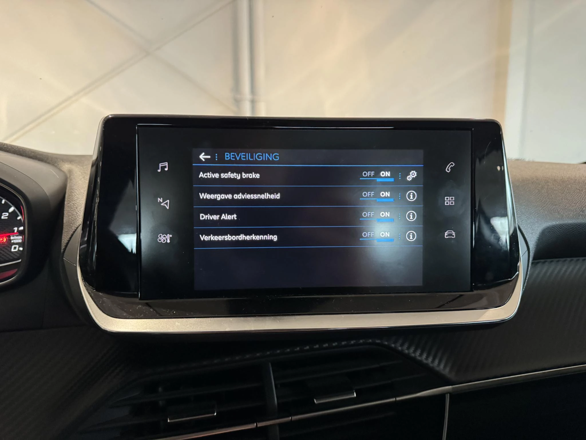 Peugeot-208-image-21