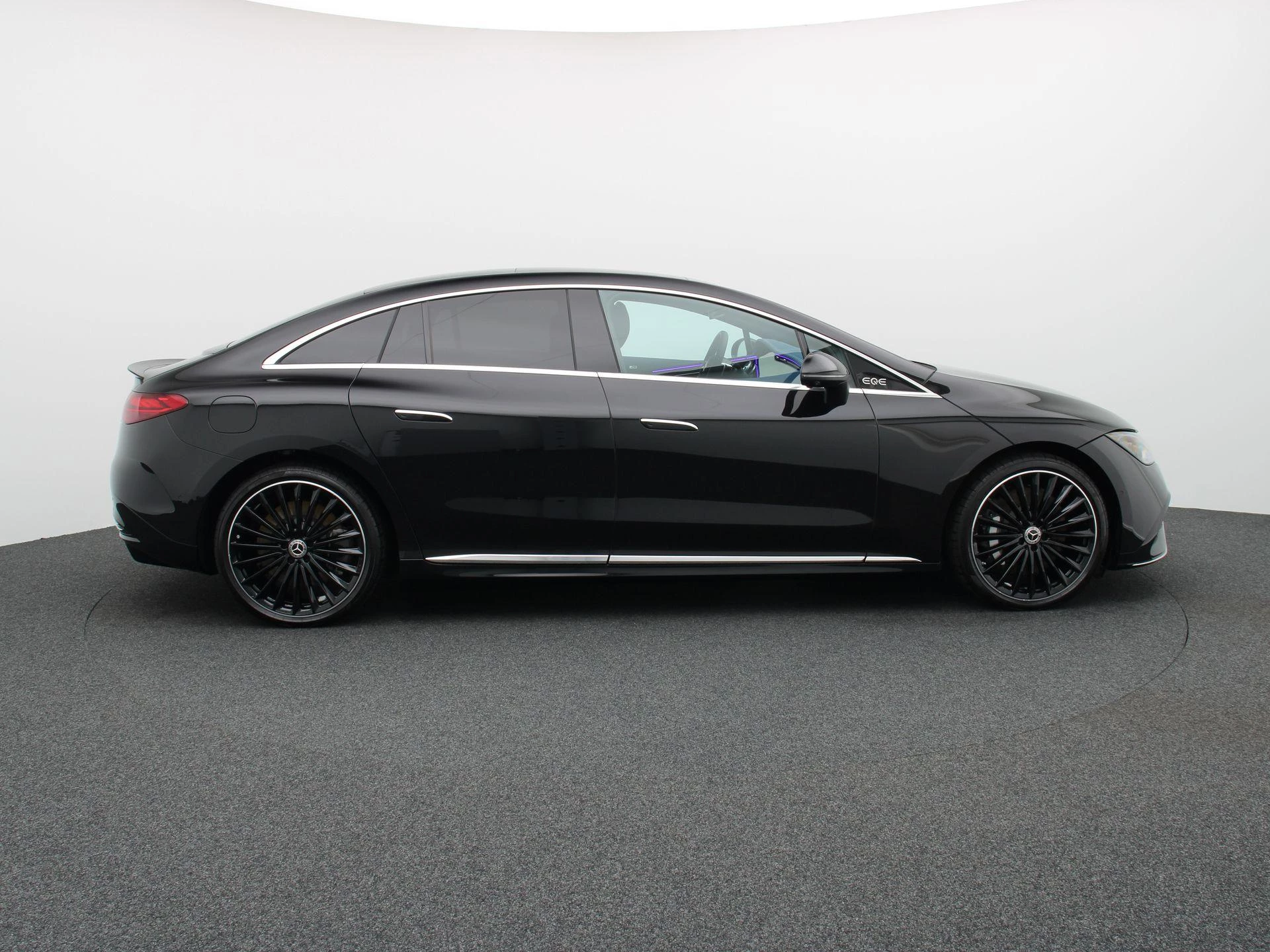 Mercedes-Benz-EQE-image-5