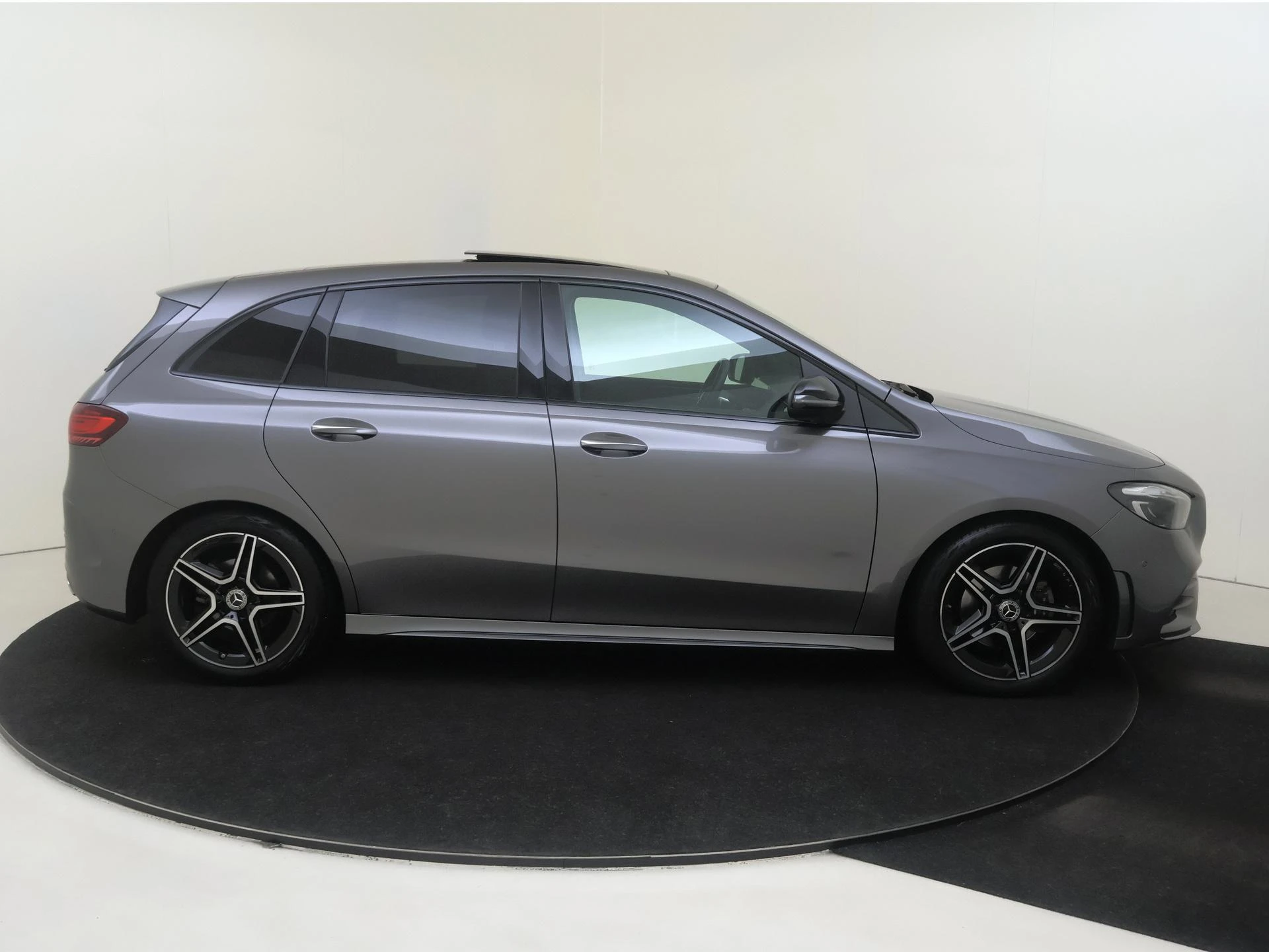 Mercedes-Benz-B-Klasse-image-8