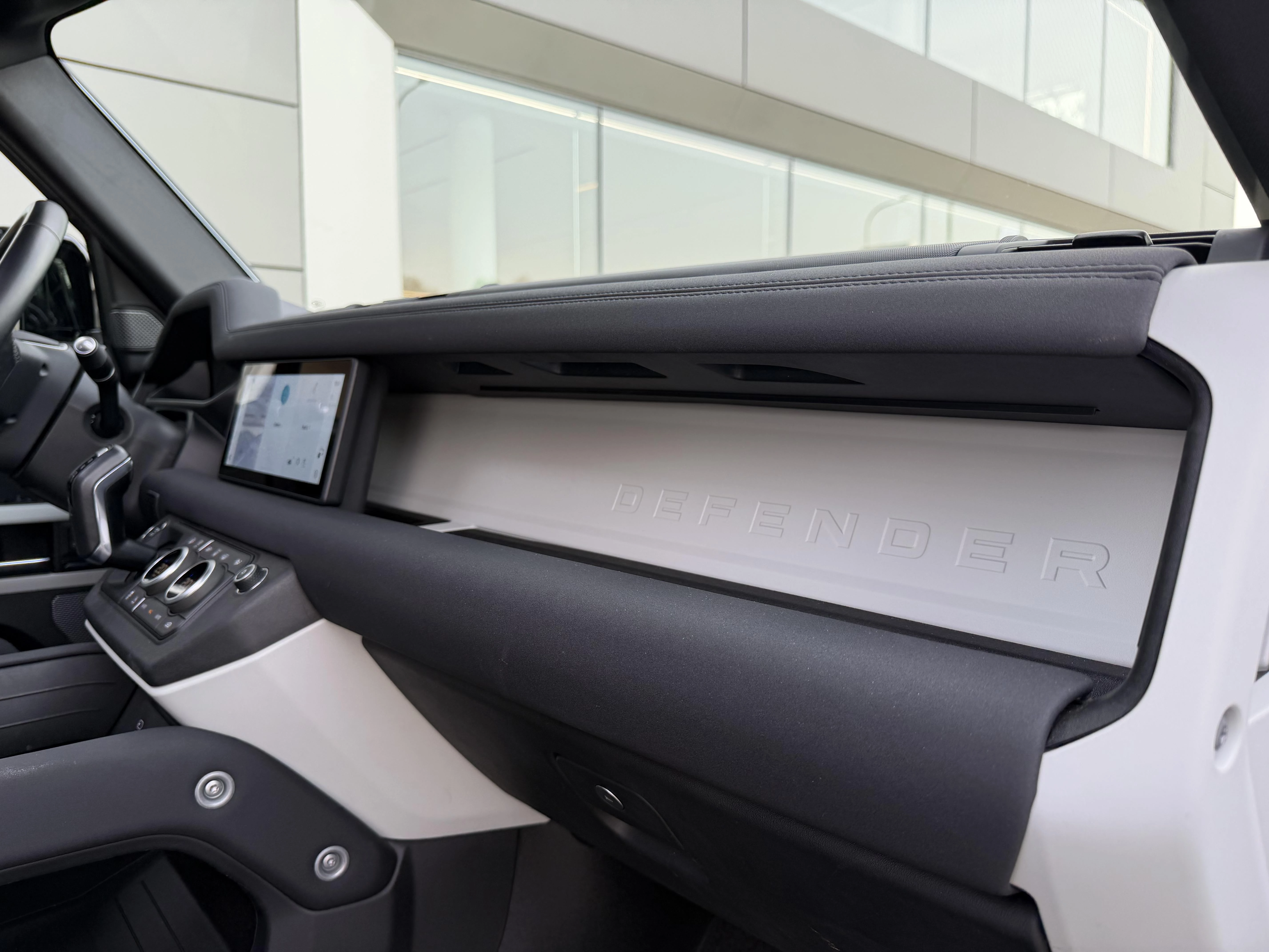 Land Rover Defender 110 D250 SE AWD