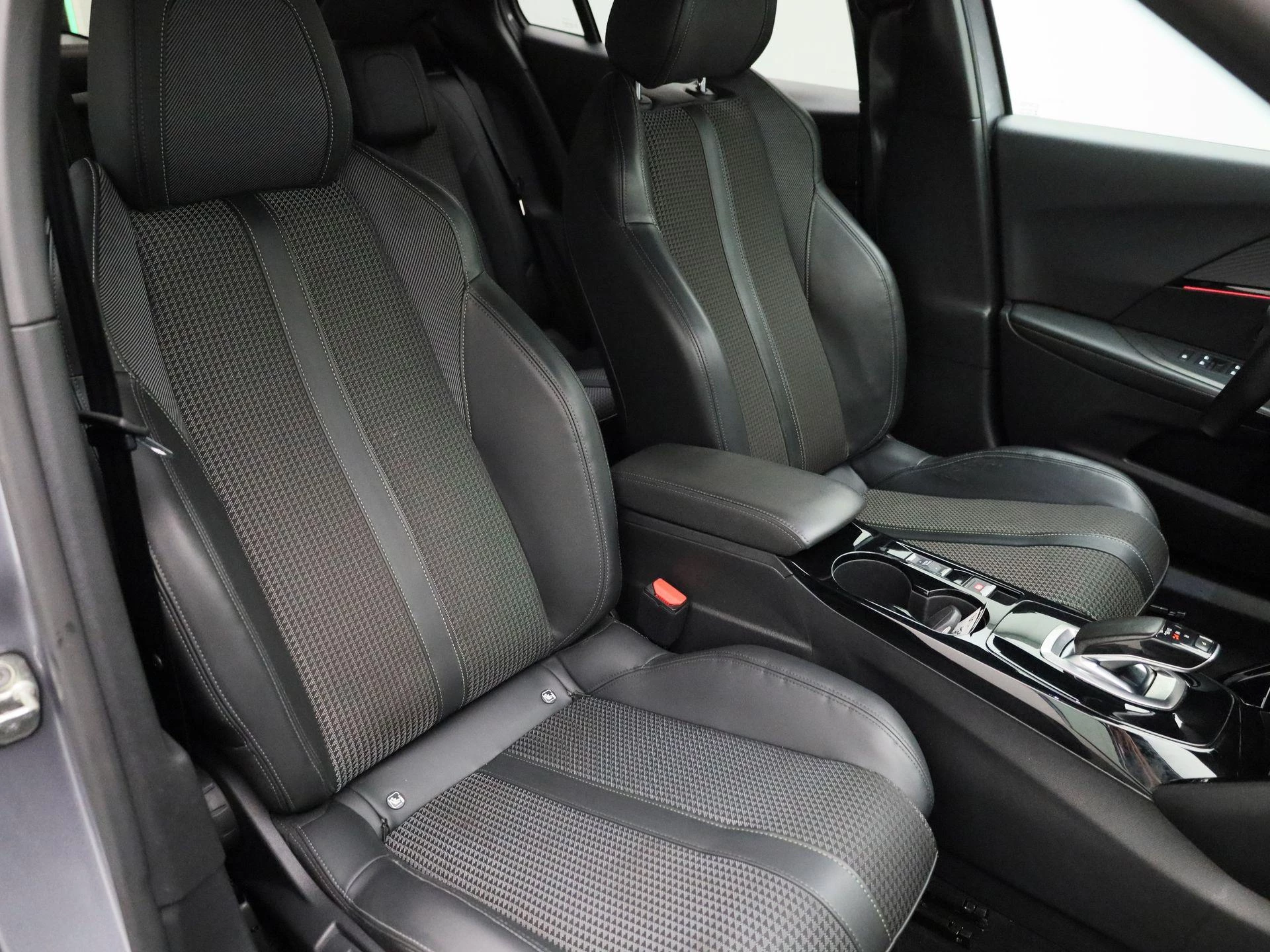 Peugeot e-2008 EV GT 50 kWh