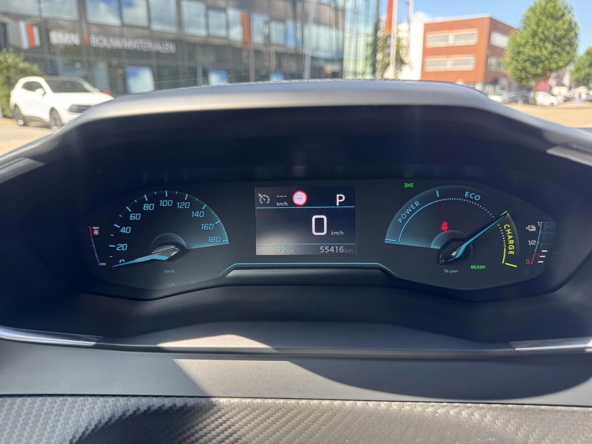 Peugeot-e-2008-image-19