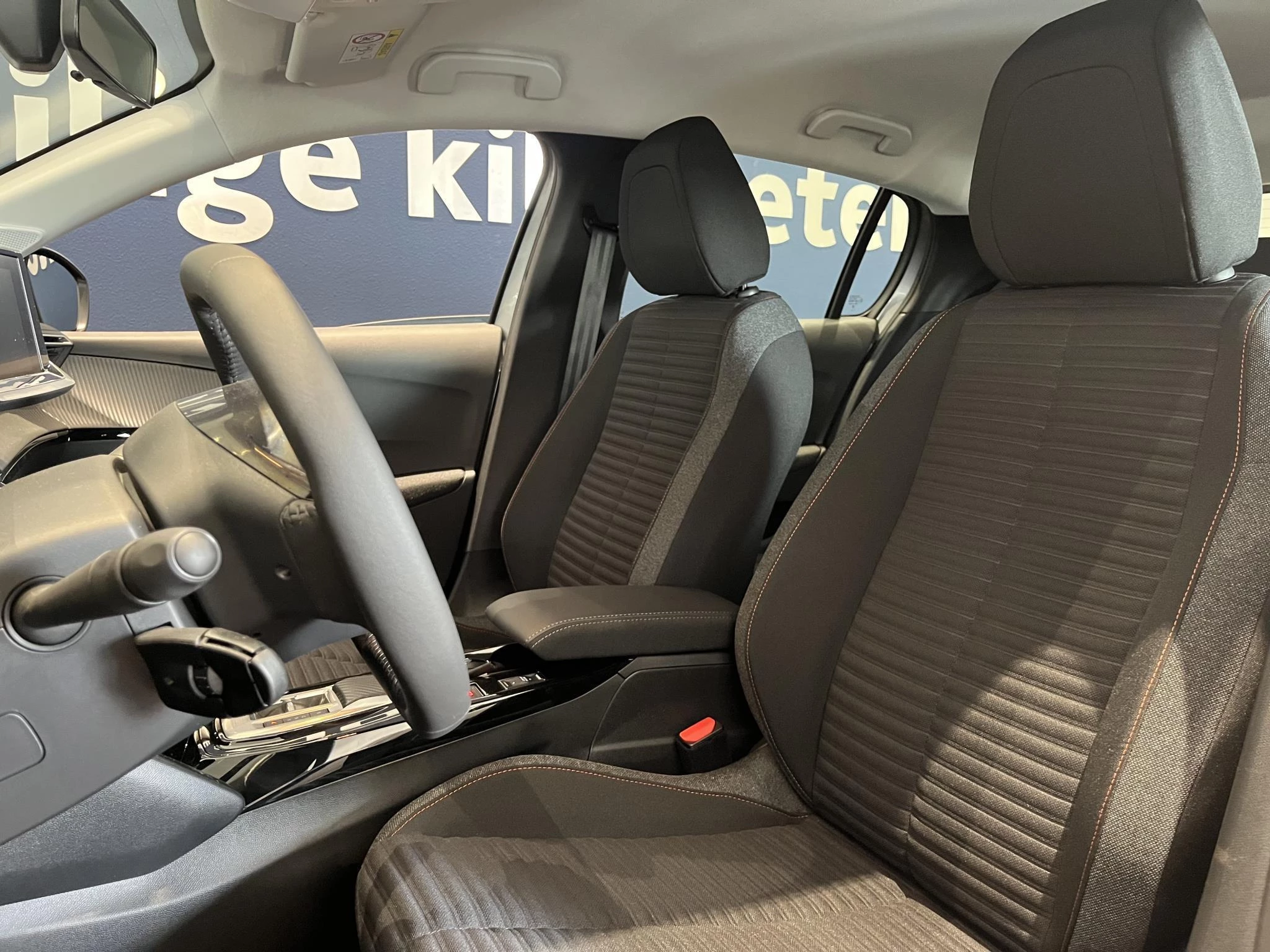 Peugeot-e-208-image-12