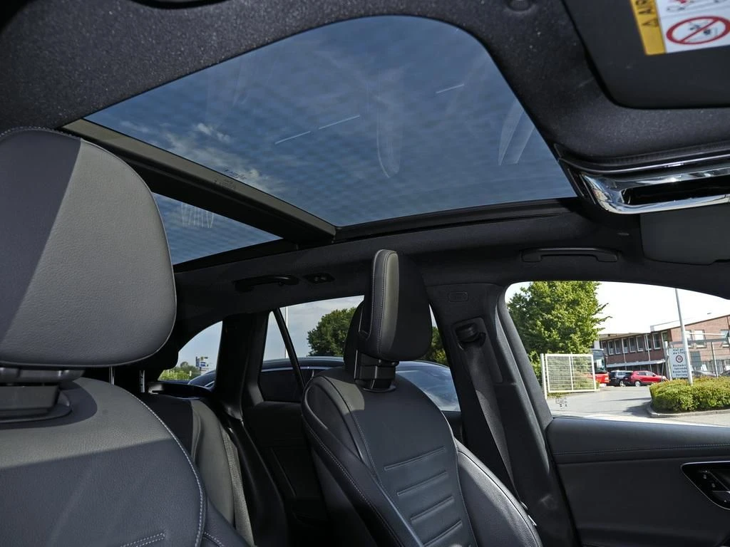 Mercedes-Benz-GLC 220 d-image-14