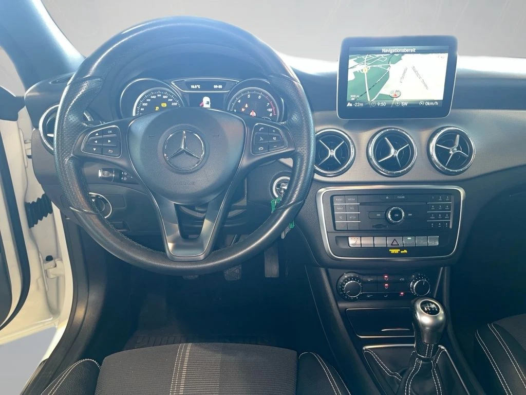 Mercedes-Benz-CLA 180-image-9