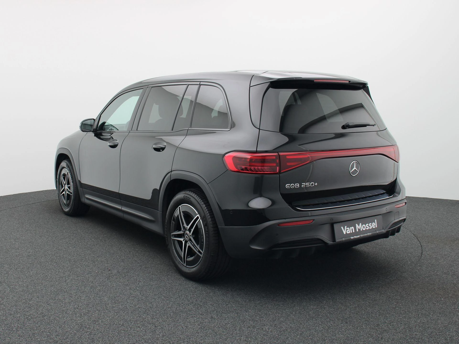 Mercedes-Benz-EQB-image-1