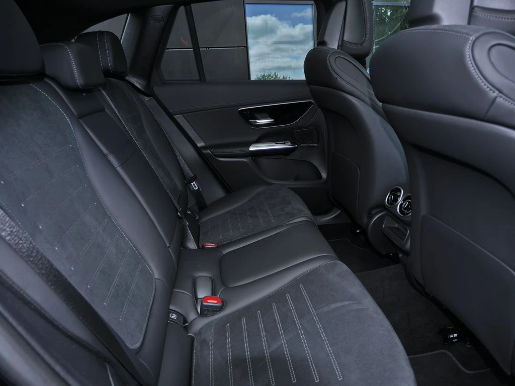 Mercedes-Benz-GLC 220 d-image-13