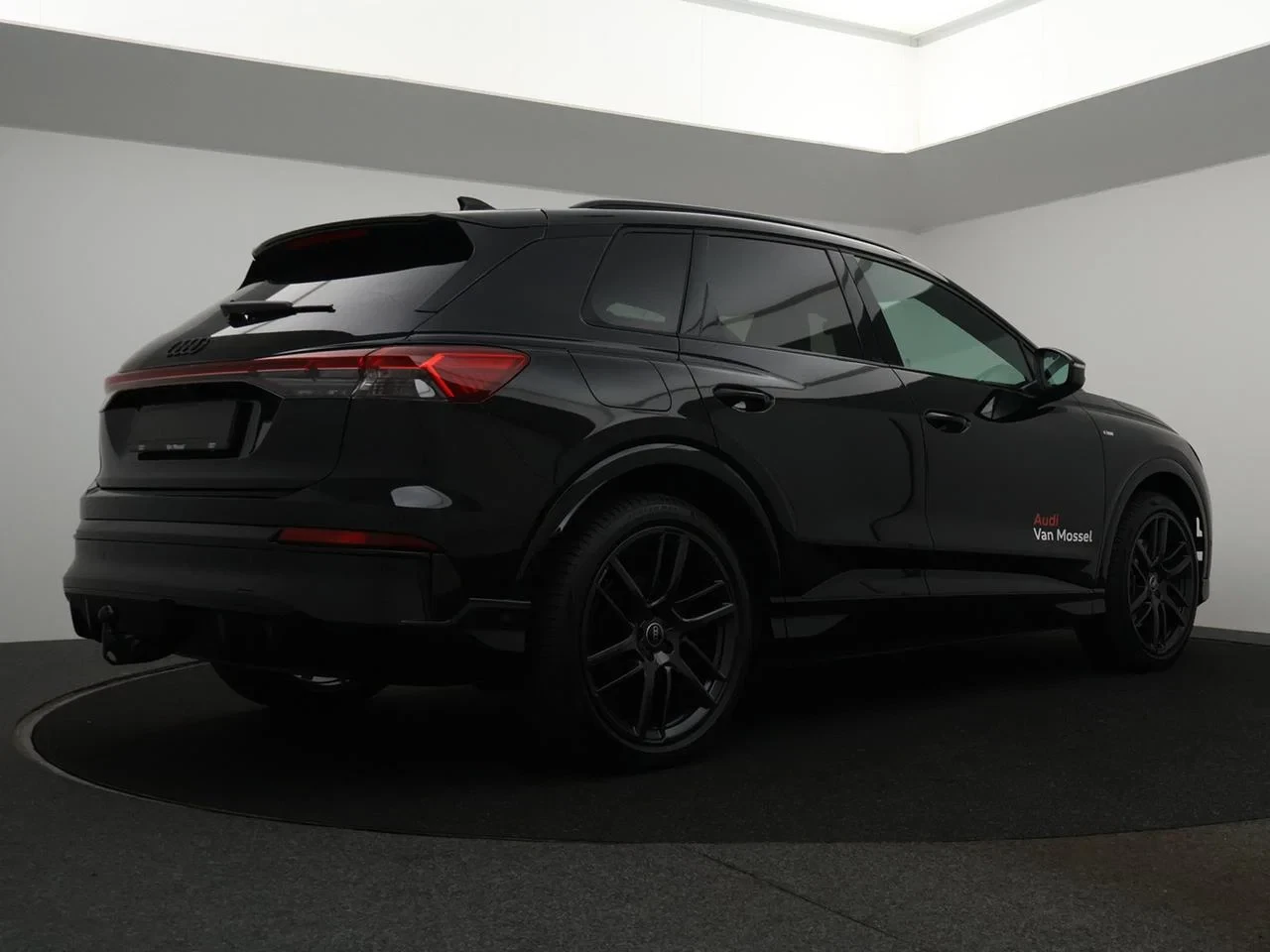 Audi-Q4 e-tron-image-1