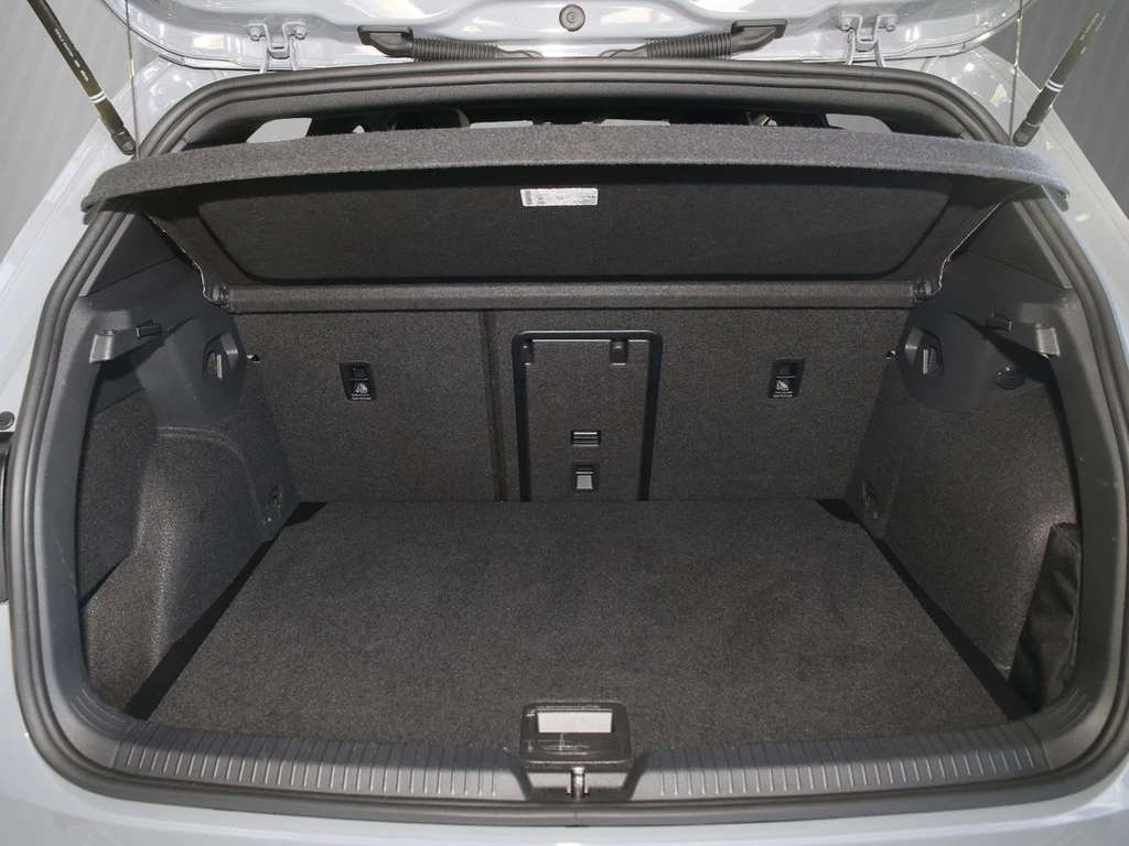 Volkswagen Golf VIII 1,5 eTSI R-Line DSG,LED,ACC,Kamera,ALU 18" Navi,Apple Car Play,Lenkrad/Sitzheizung