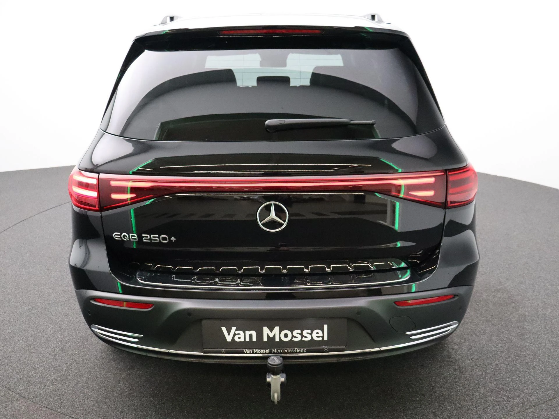 Mercedes-Benz-EQB-image-22