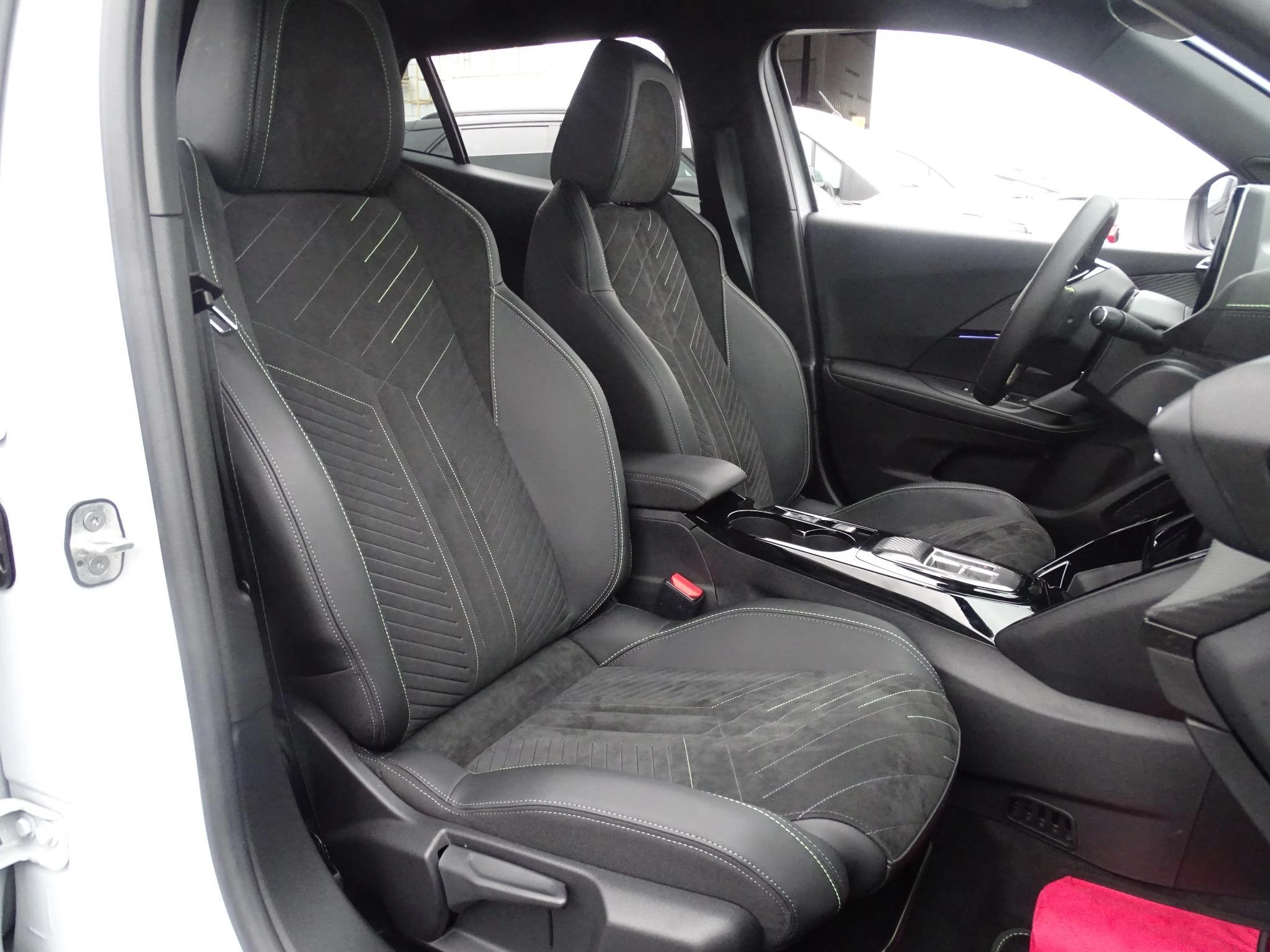 Peugeot-e-2008-image-8