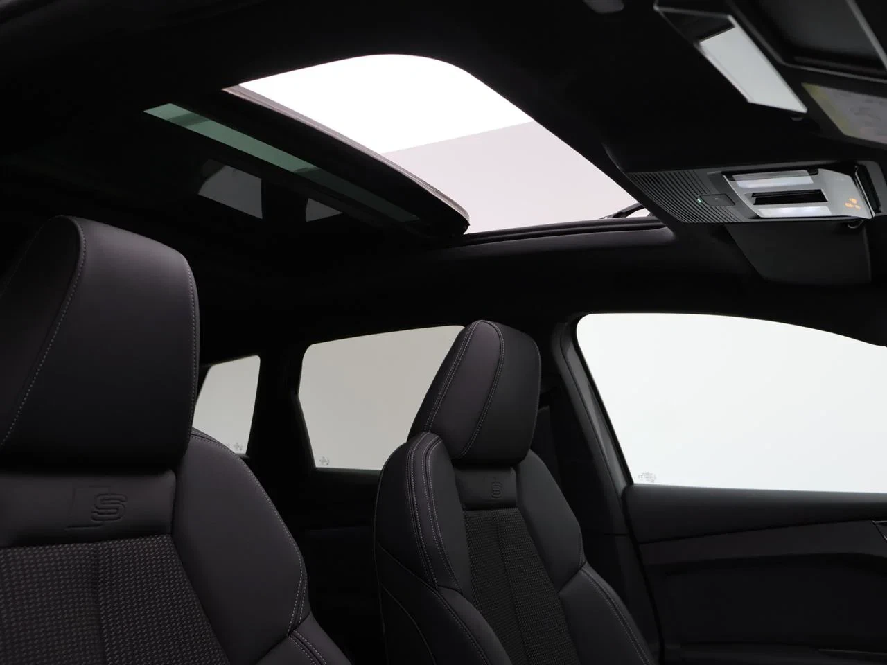 Audi Q4 e-tron Audi Q4 3X S LINE Corporate S 45 e-tron 286PK *AUTOMAAT*LEDER*PANODAK*TREKHAAK*SPORTZETELS*CAMERA*ACC*PDC*...*