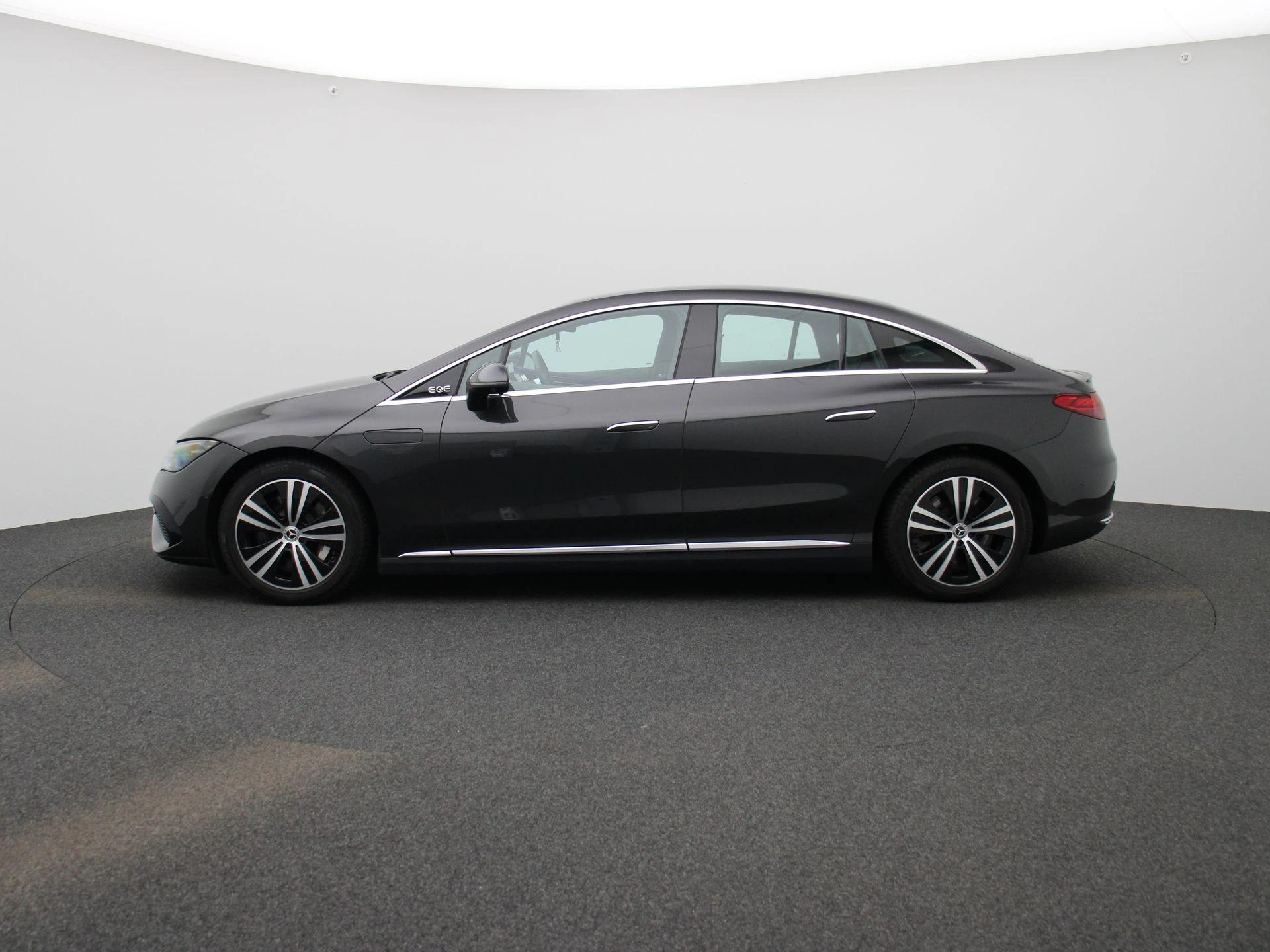 Mercedes-Benz-EQE-image-3