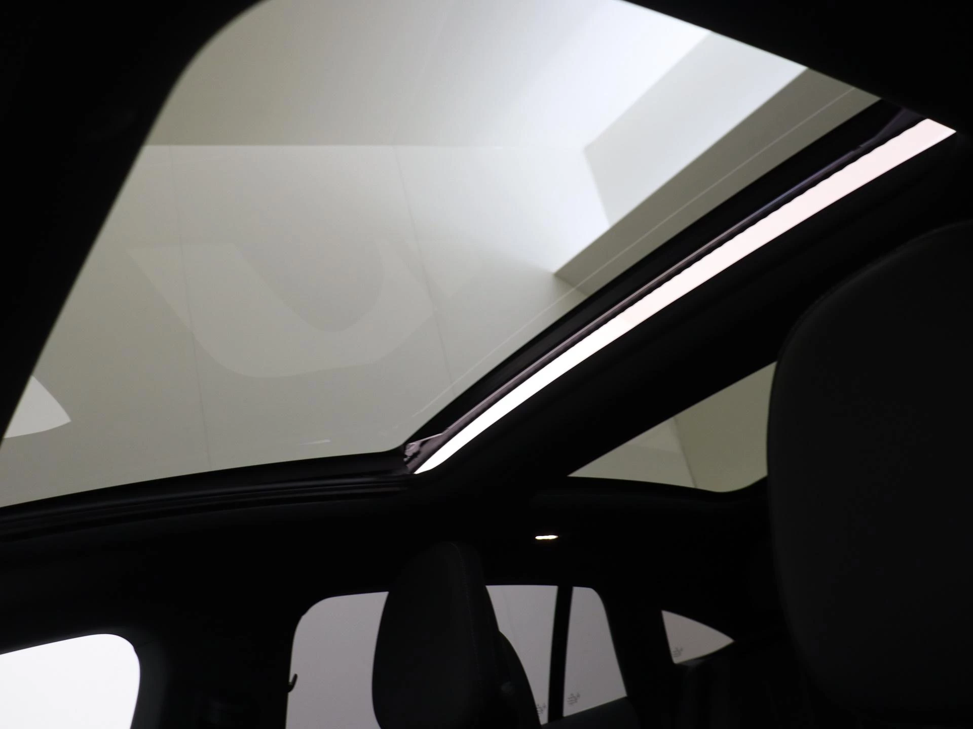 Mercedes-Benz-EQE-image-27