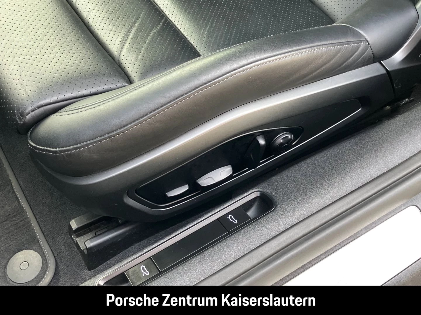 Porsche 911 992 Carrera 4 Cabrio Sportabgas BOSE 21-Zoll carrera