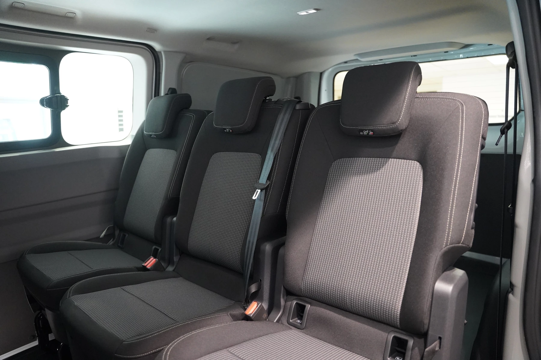 Volkswagen-Transporter-image-25