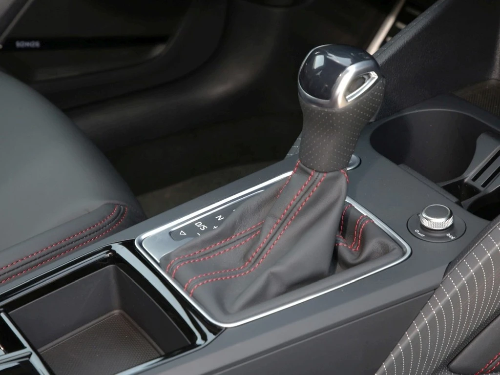 Audi Q2 35 TFSI S line UVP 51290 LEDER AHK SONOS