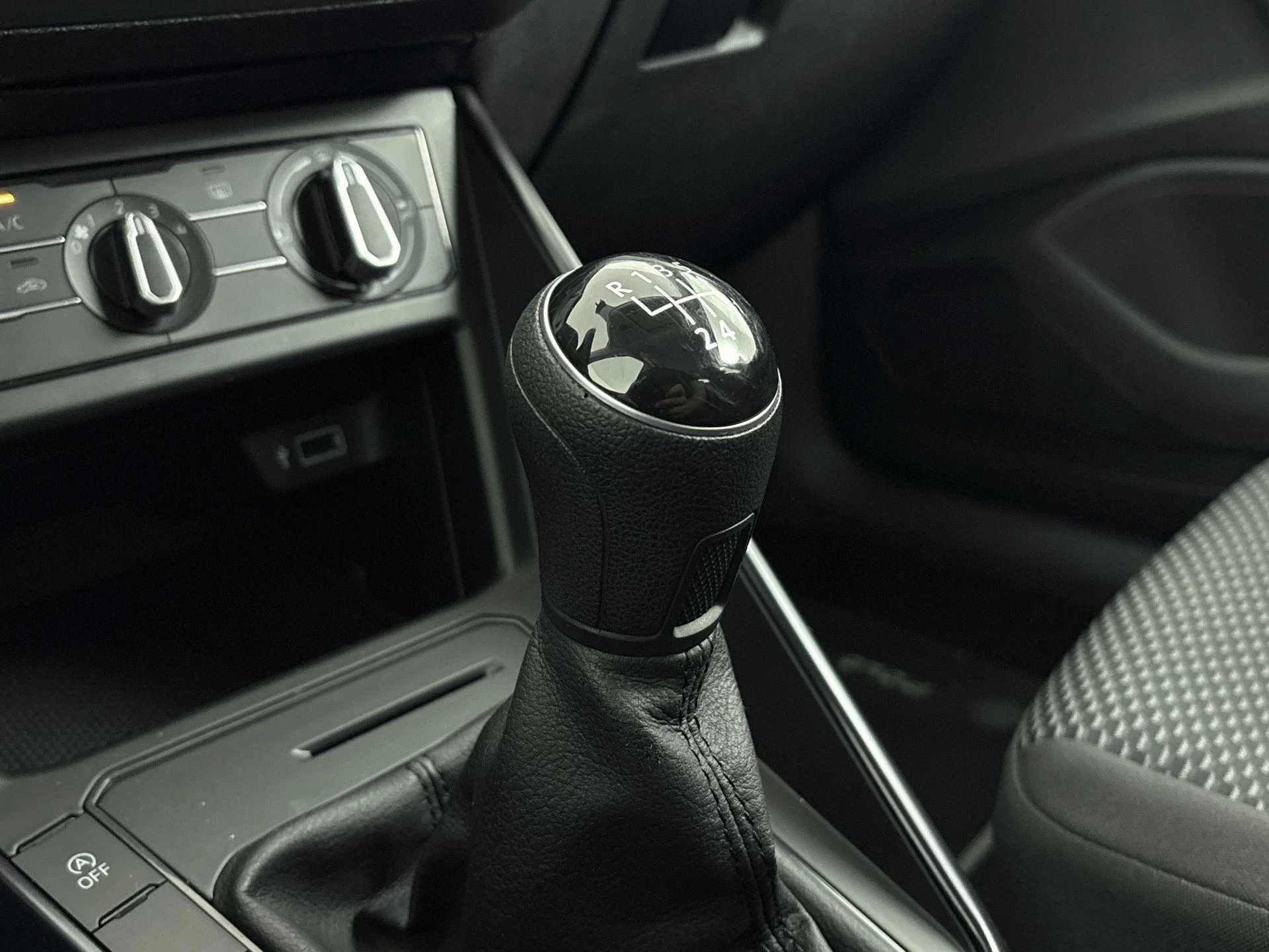 Volkswagen-Polo-image-13