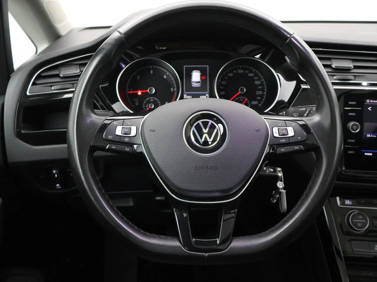 Volkswagen-Touran-image-9