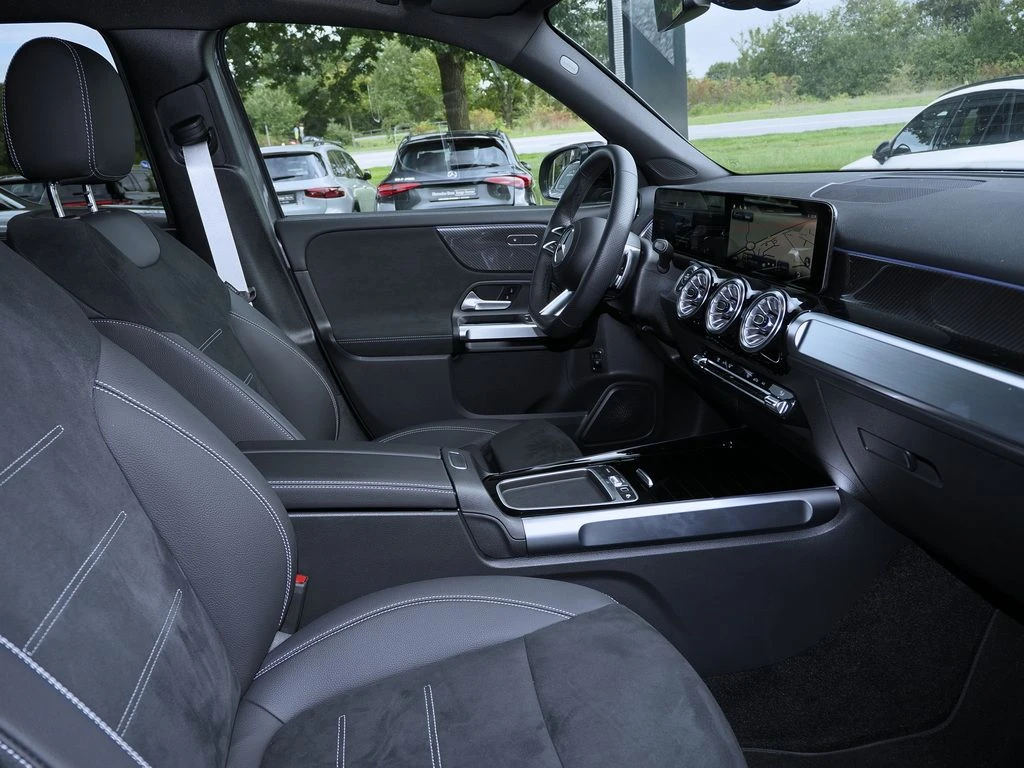 Mercedes-Benz-GLB 200-image-11