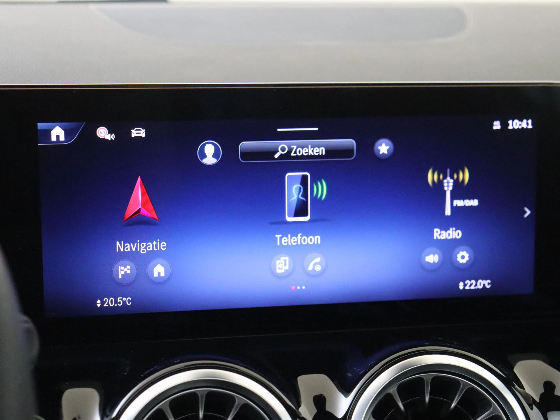 Mercedes-Benz-GLA-image-15