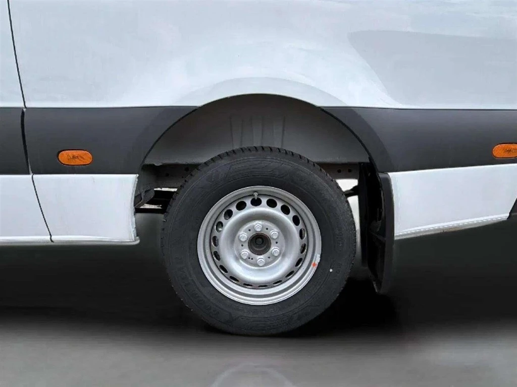 Mercedes-Benz-Sprinter-image-19