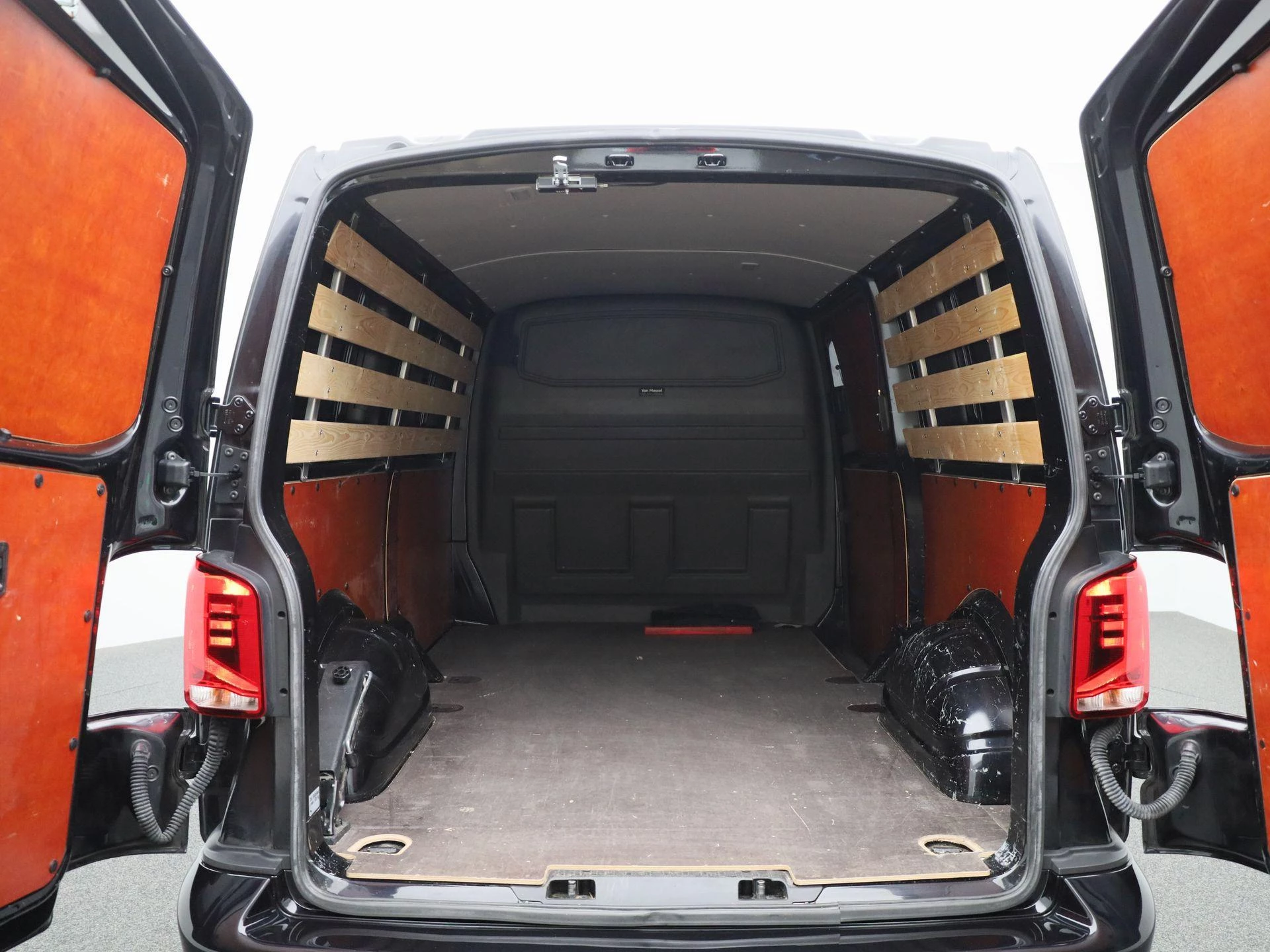 Volkswagen-Transporter-image-14