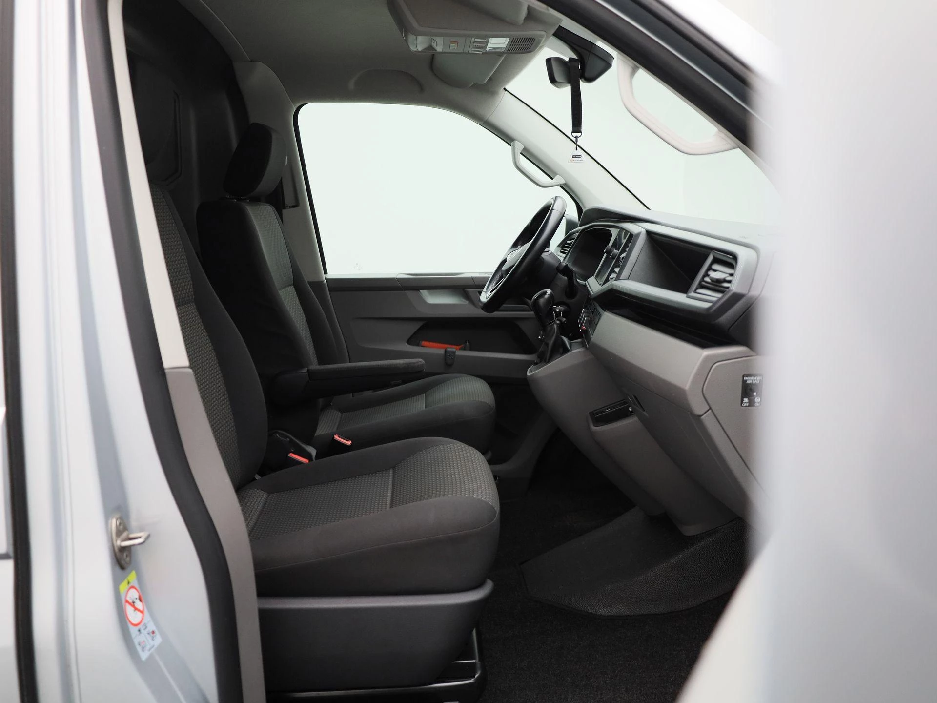 Volkswagen-Transporter-image-11