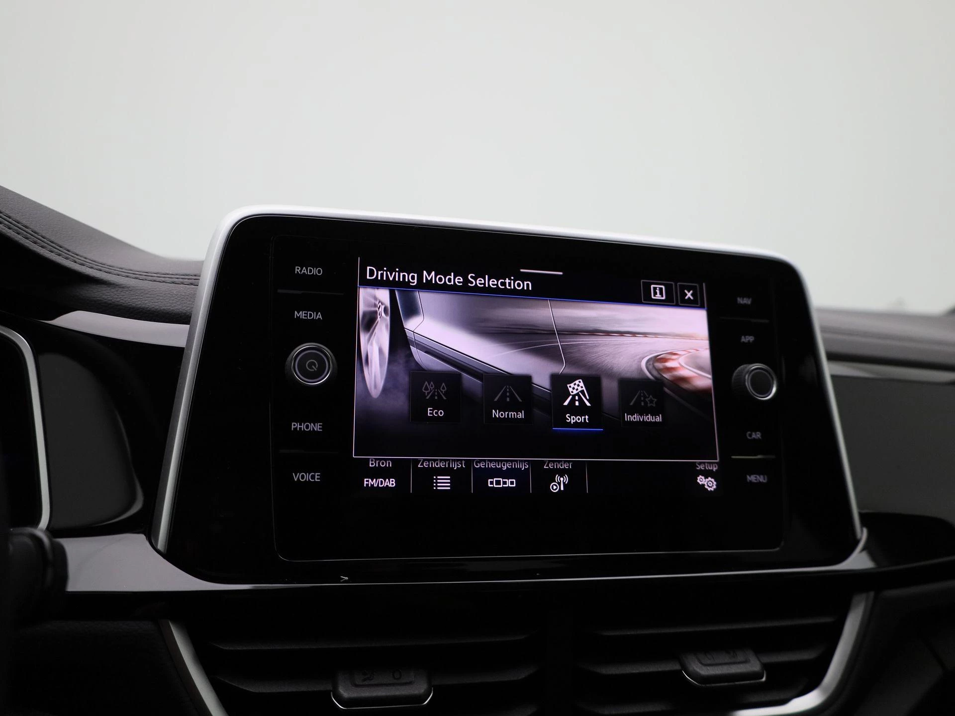 Volkswagen-T-Roc-image-26