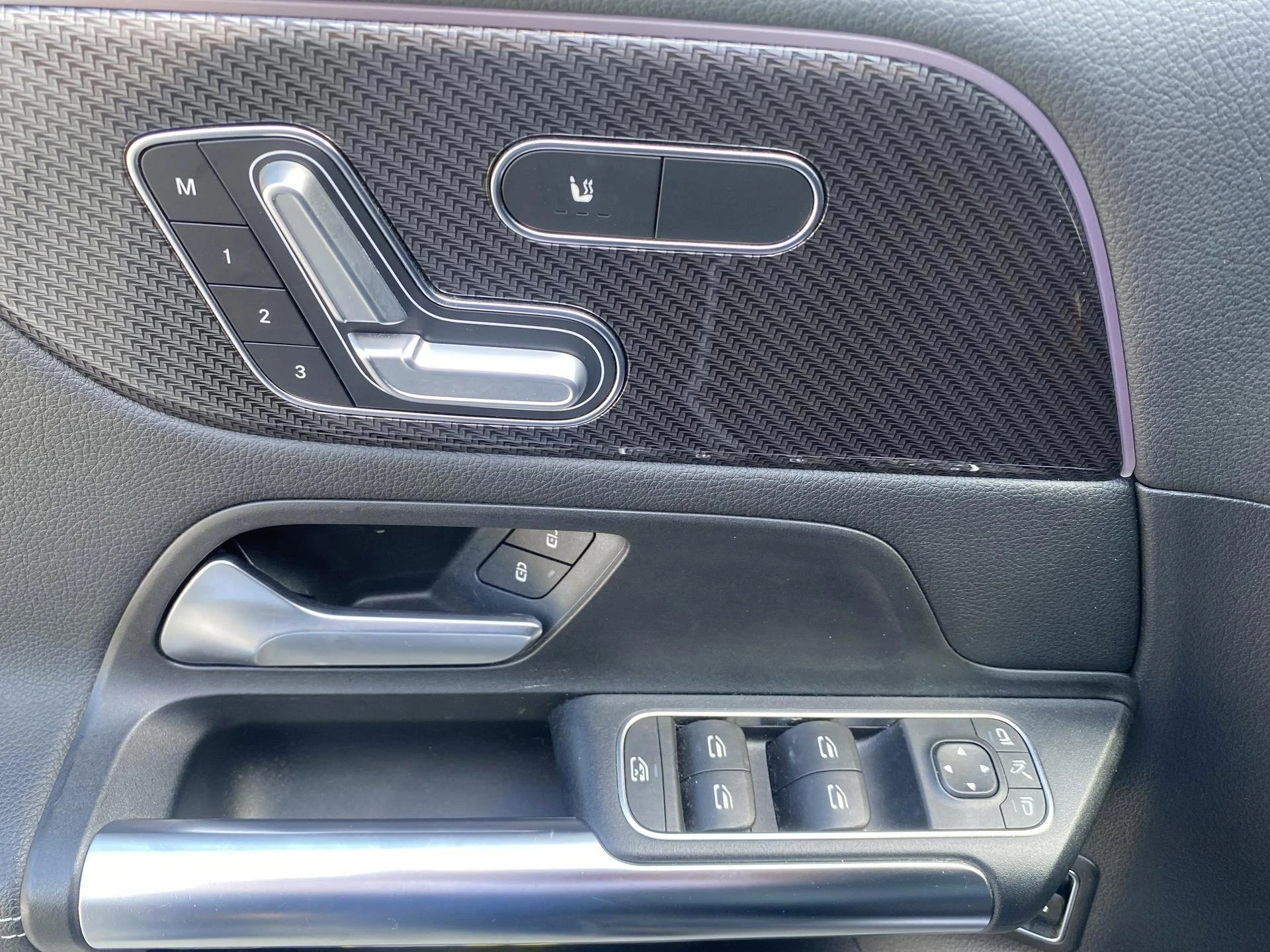 Mercedes-Benz-GLA-image-17