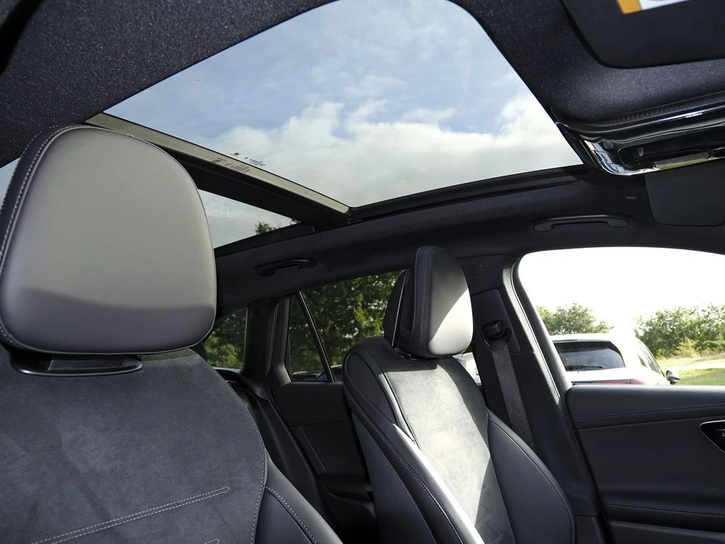 Mercedes-Benz-GLC 220 d-image-14