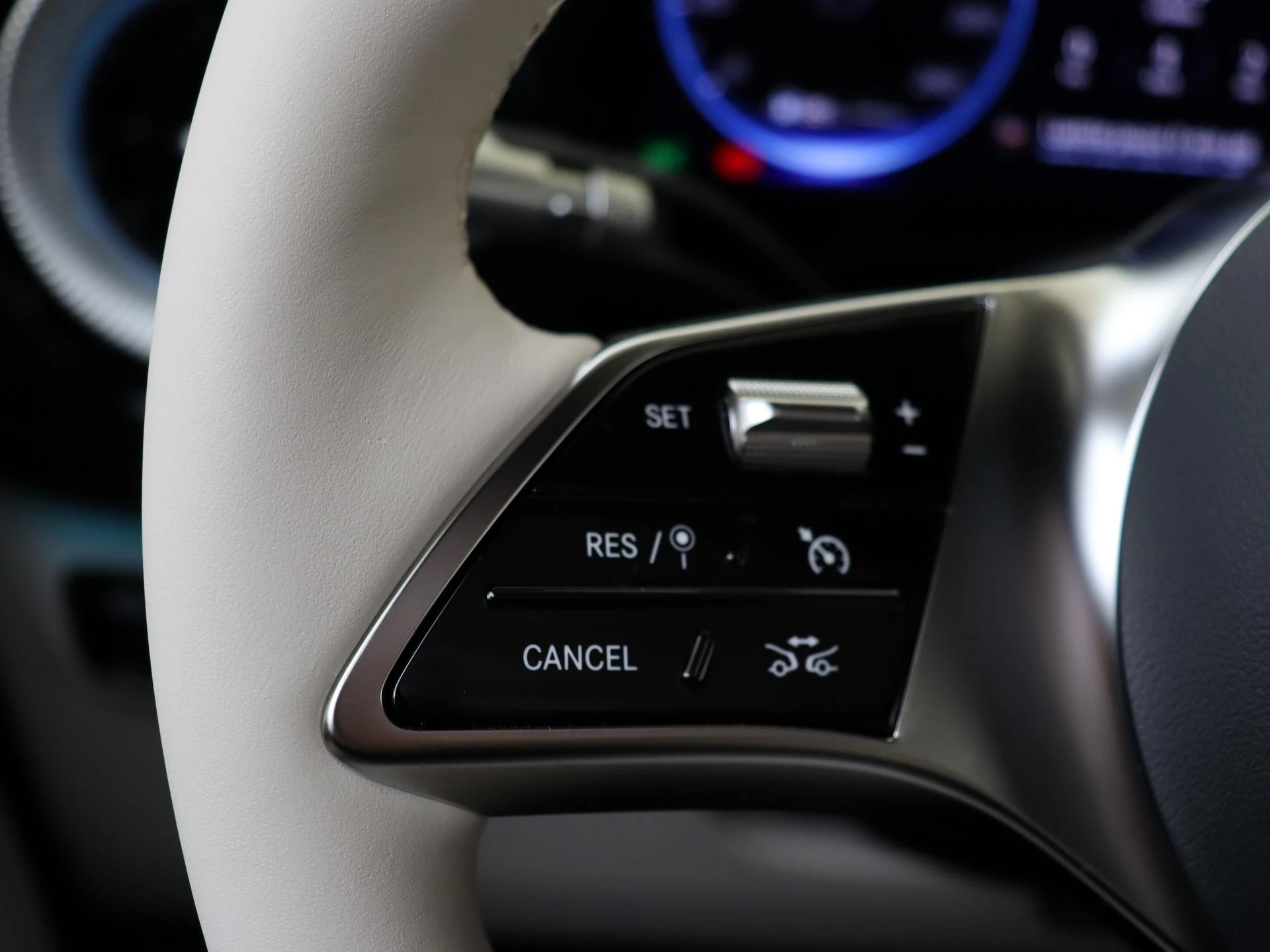 Mercedes-Benz-GLB-image-11