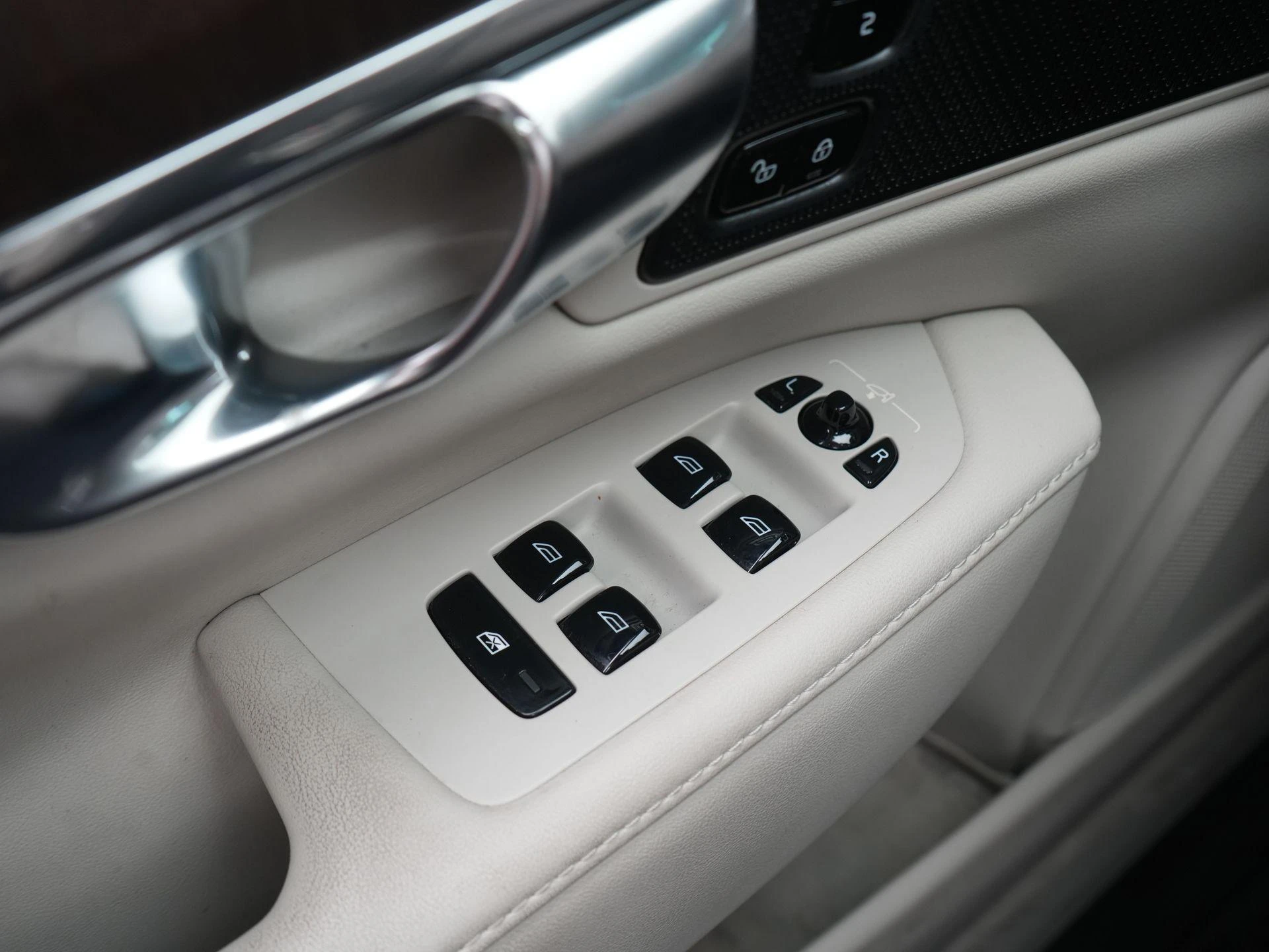 Volvo-S90-image-31