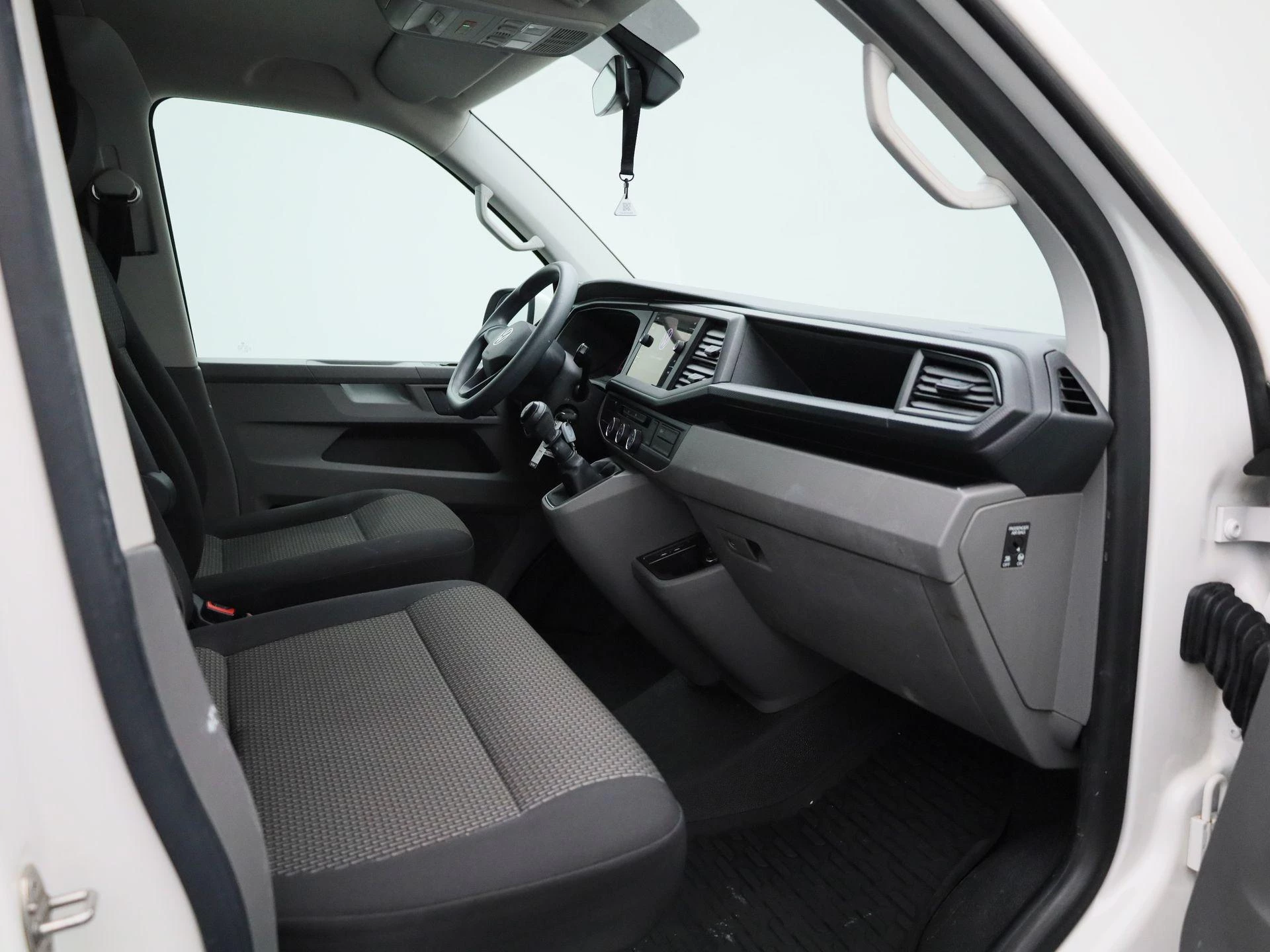 Volkswagen-Transporter-image-23