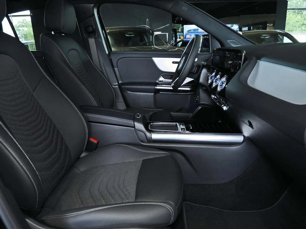 Mercedes-Benz-GLA 180 d-image-9