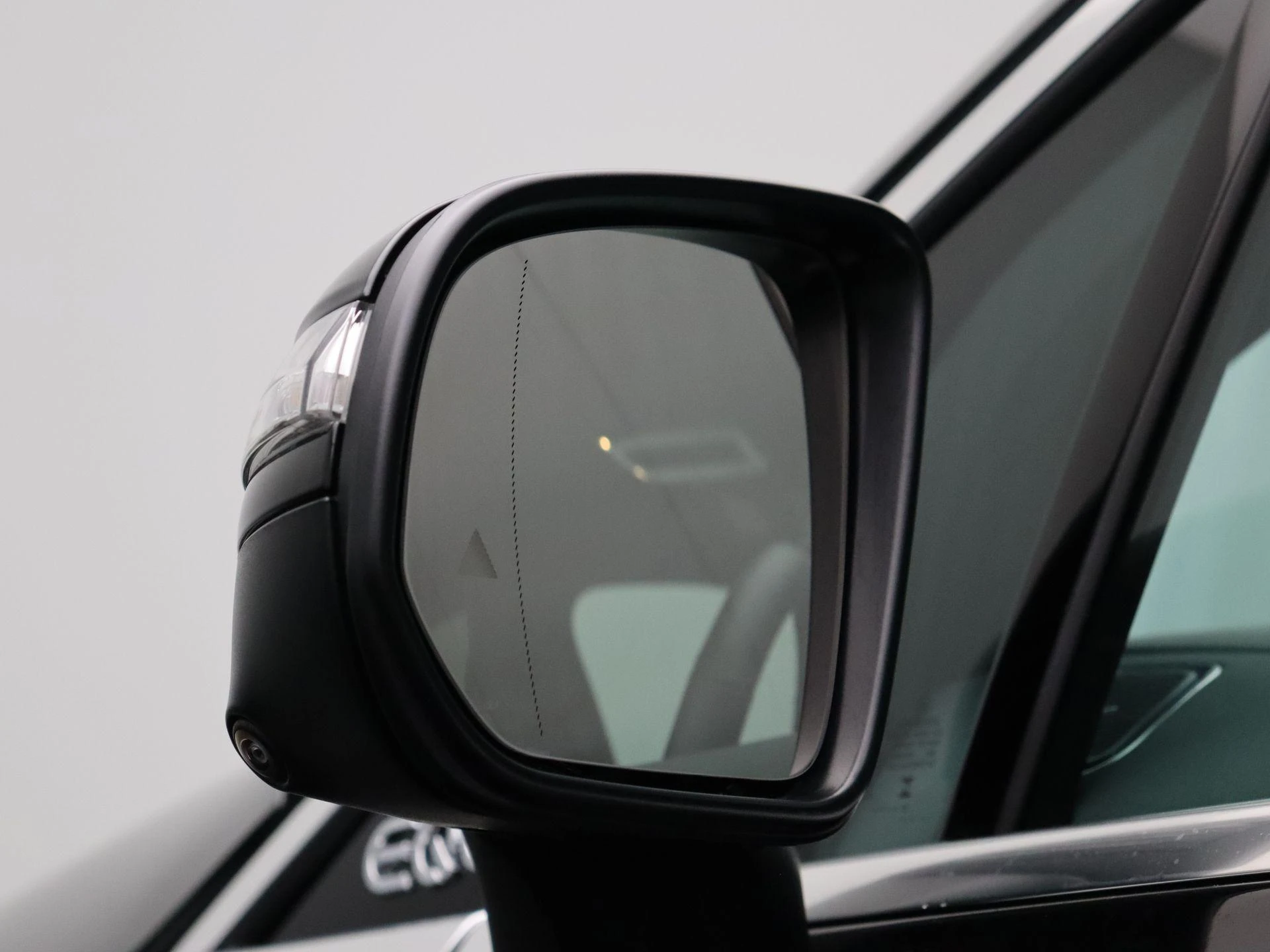Mercedes-Benz-EQE-image-8