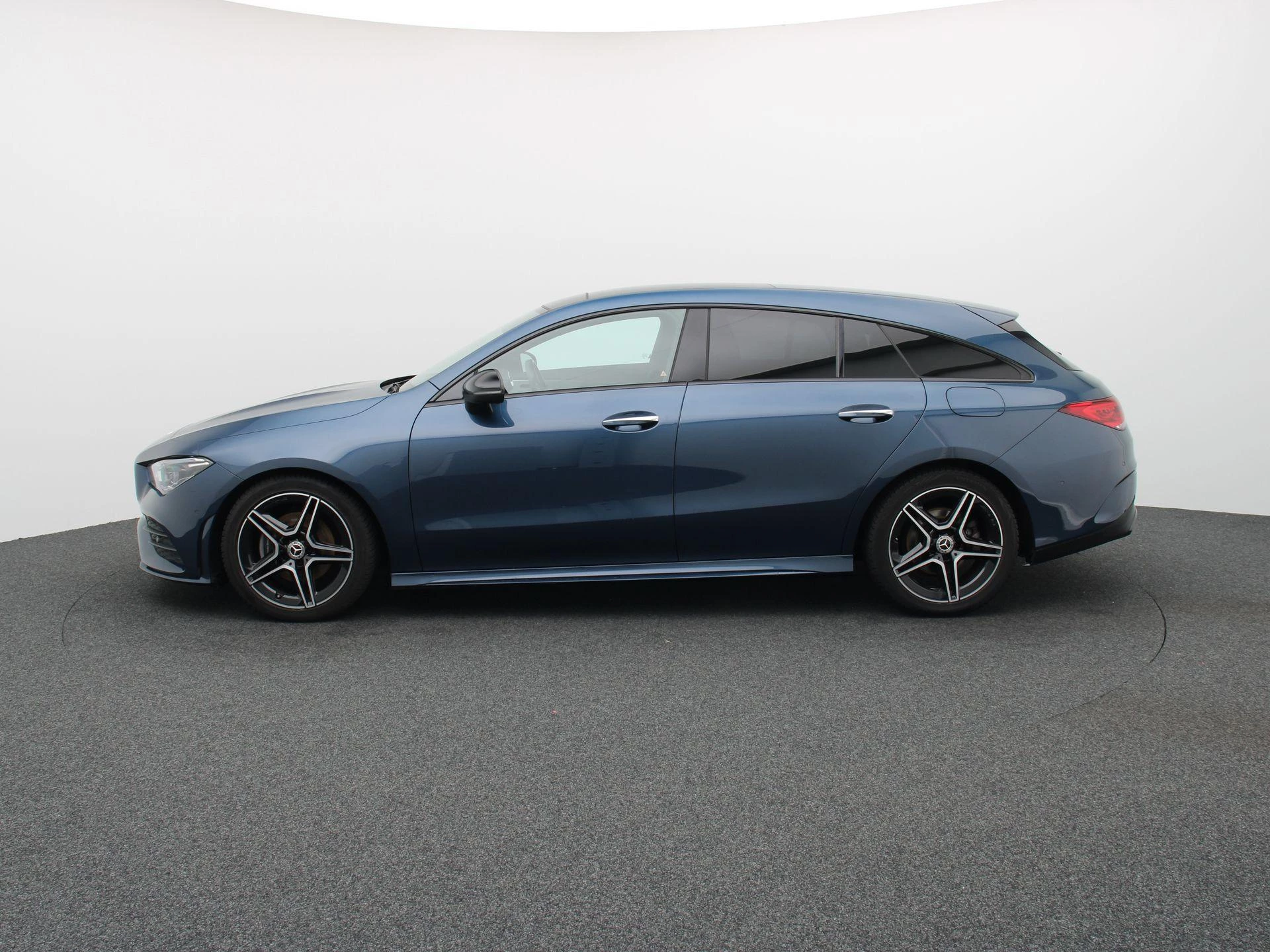Mercedes-Benz CLA 180 AMG Line Shooting Brake + PANO DAK + MULTIBEAM LED + CARPLAY +