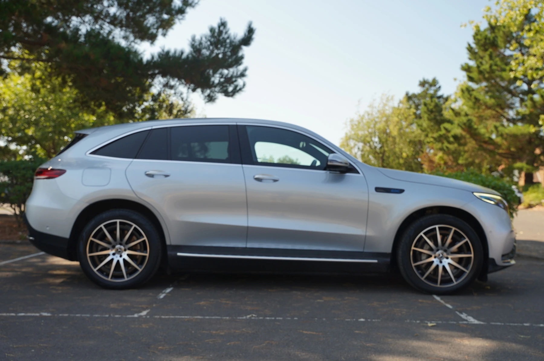 Mercedes-Benz-EQC-image-3