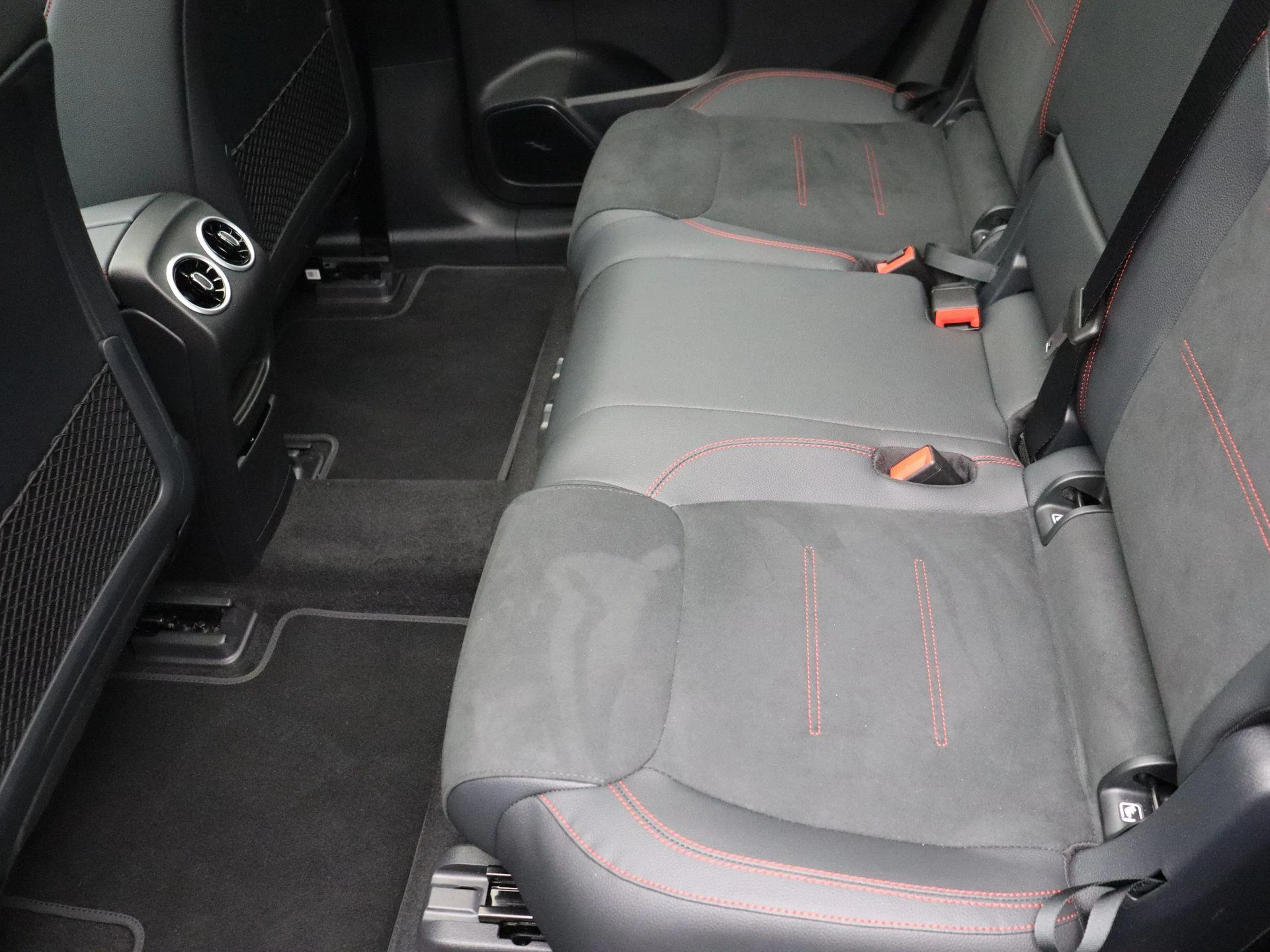 Mercedes-Benz-EQB-image-17