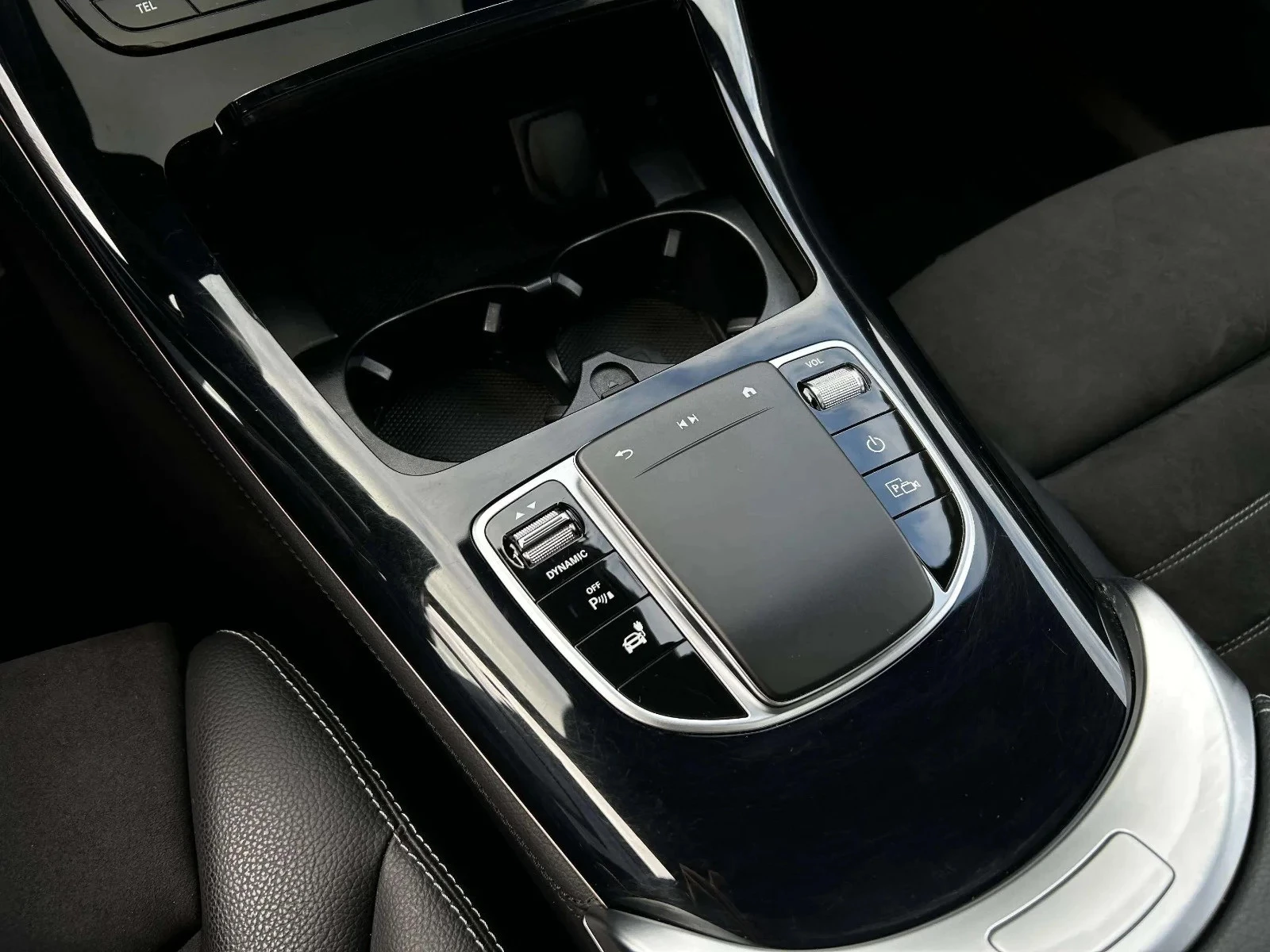 Mercedes-Benz-EQC-image-10