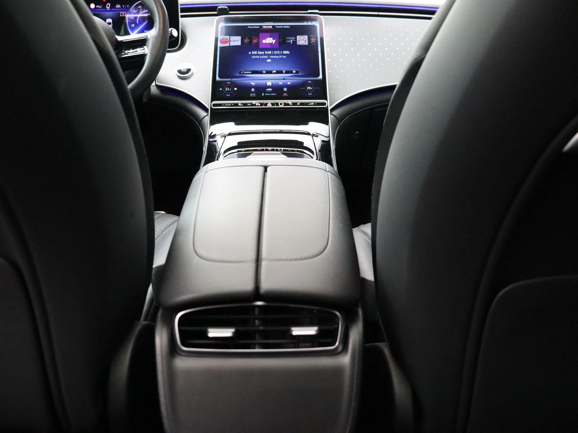 Mercedes-Benz-EQE-image-25