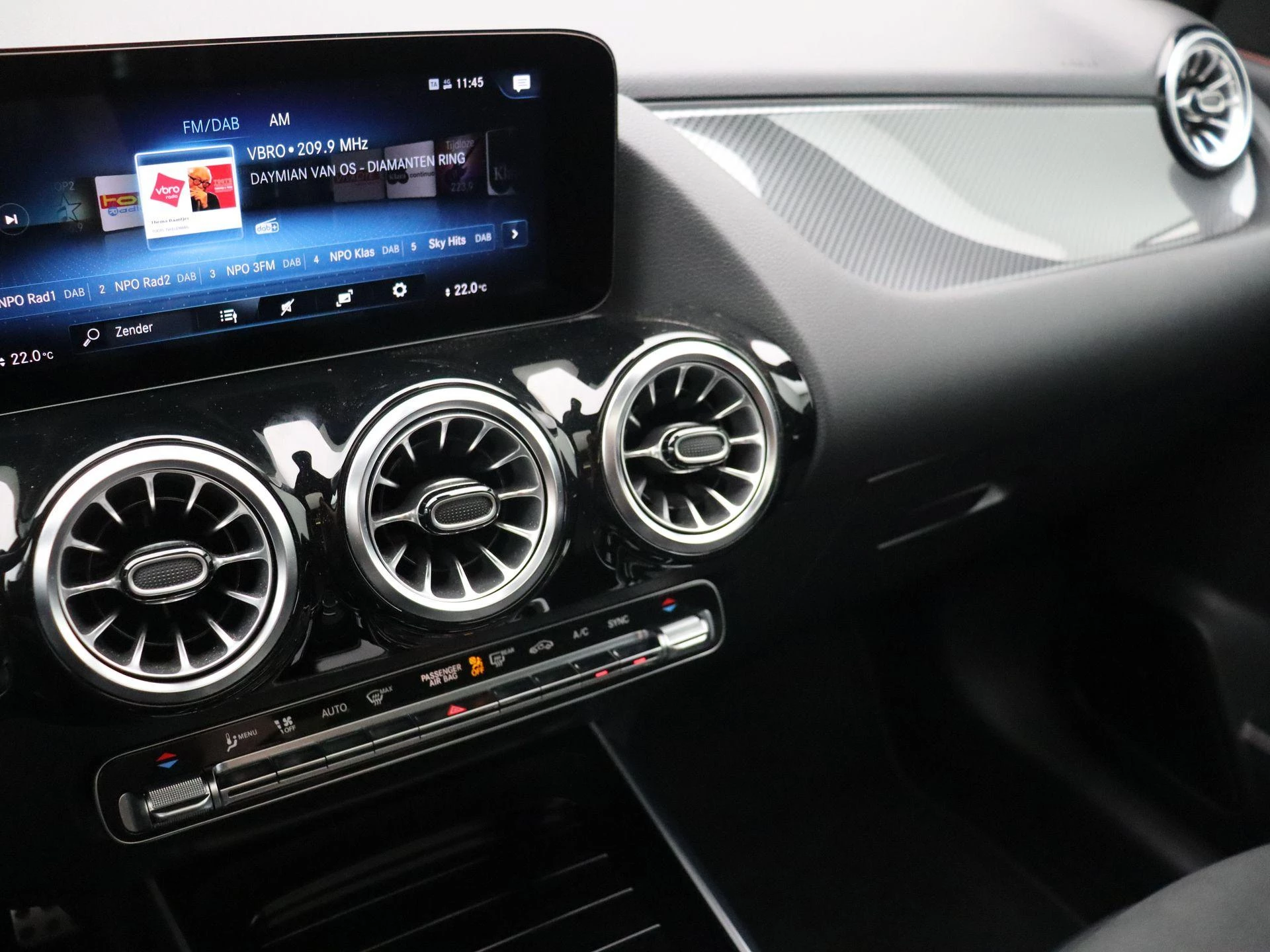 Mercedes-Benz GLA 180 AMG Line + PANO DAK + MULTIBEAM LED + KEY LESS +