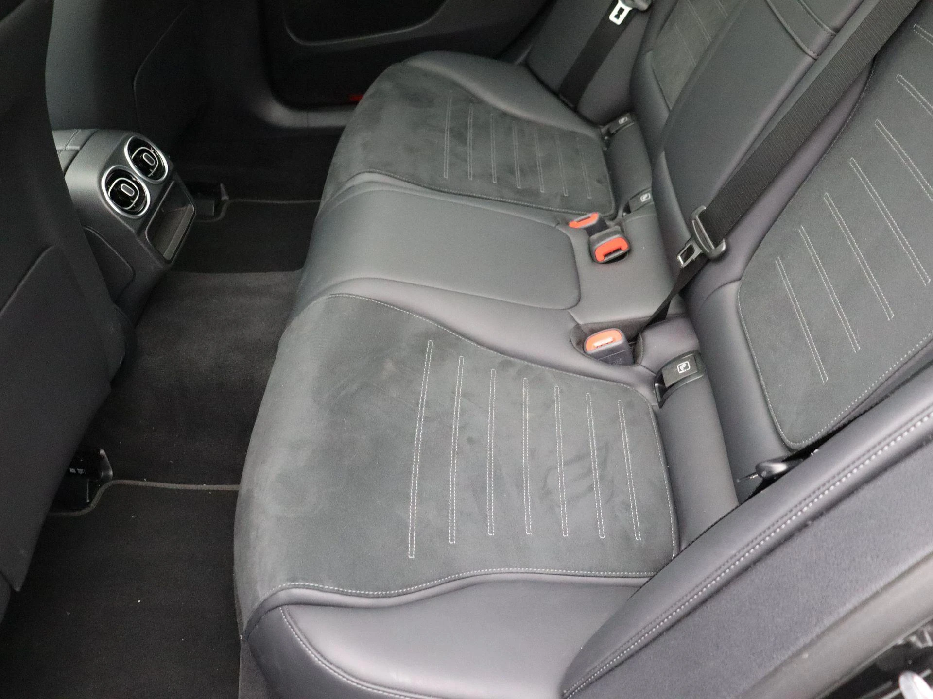 Mercedes-Benz-C-Klasse-image-18