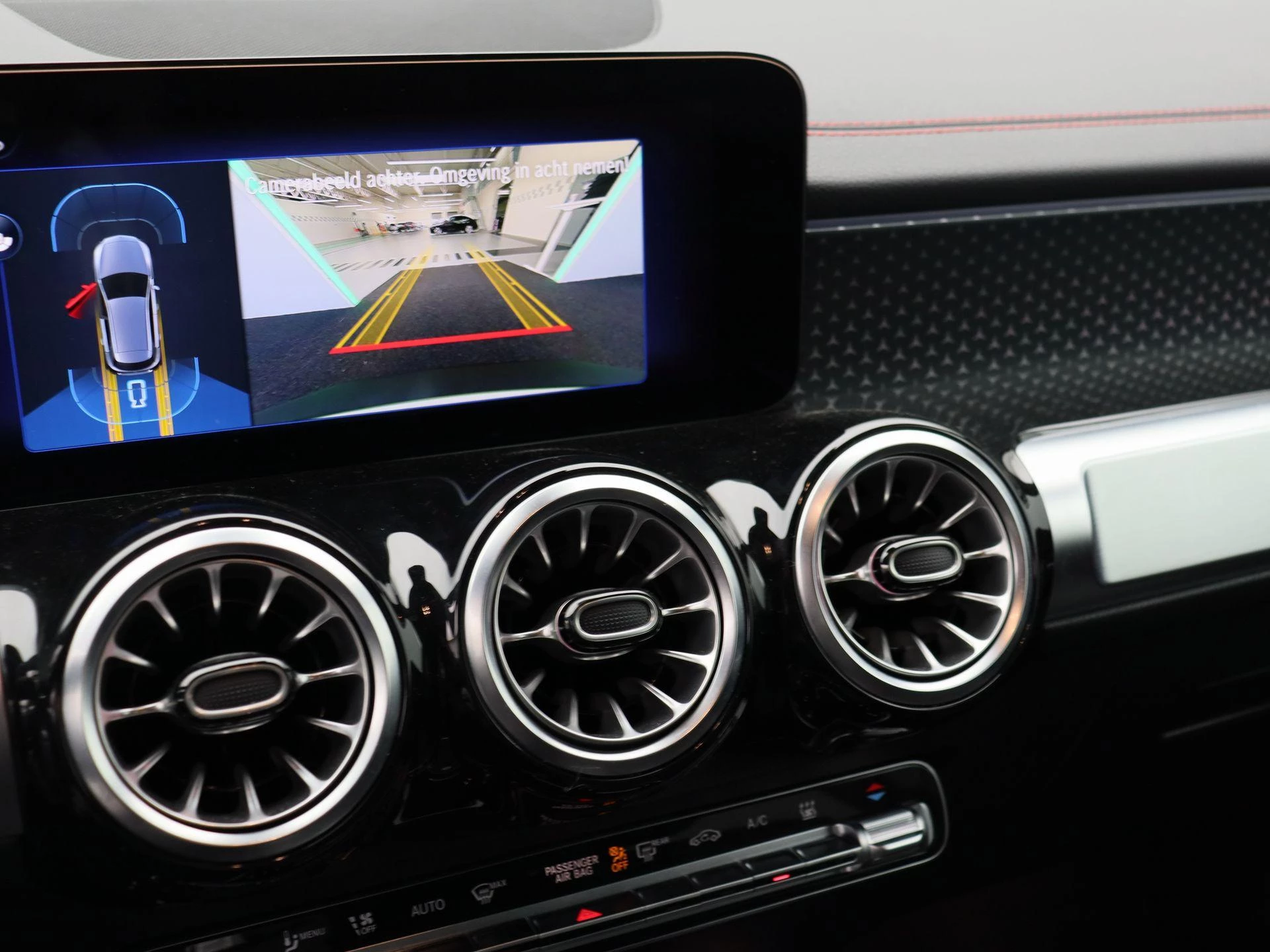 Mercedes-Benz-EQB-image-11