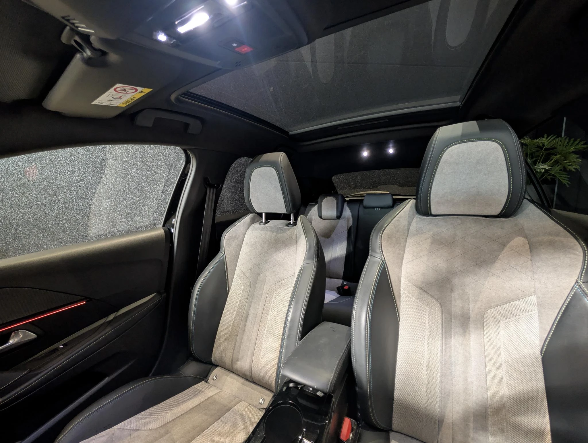 Peugeot-e-208-image-9
